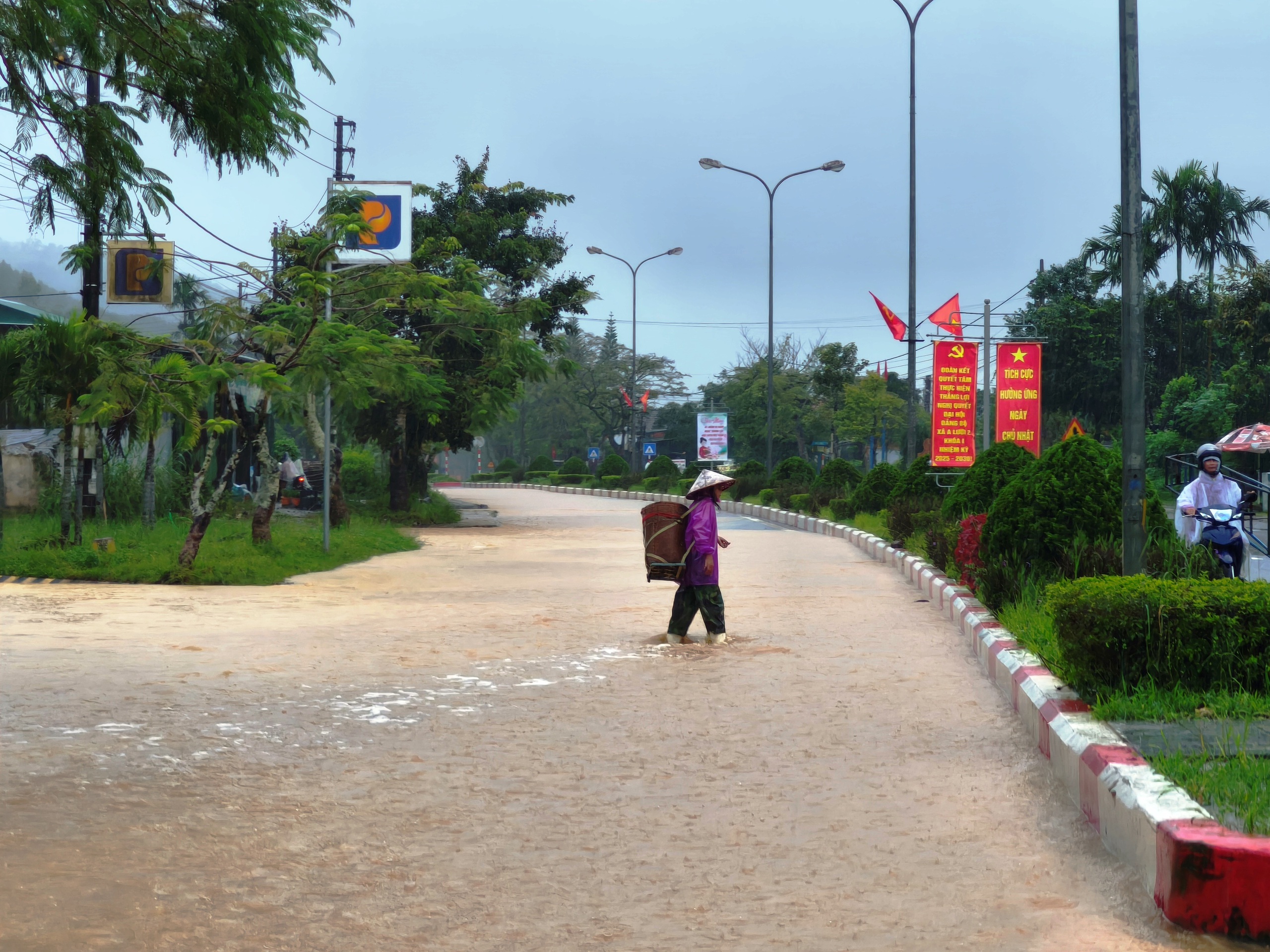 Mưa lớn kéo dài, đường Hồ Chí Minh qua vùng cao A Lưới biến thành 'sông'- Ảnh 9. Mưa lớn kéo dài, đường Hồ Chí Minh qua vùng cao A Lưới biến thành 'sông'- Ảnh 9.