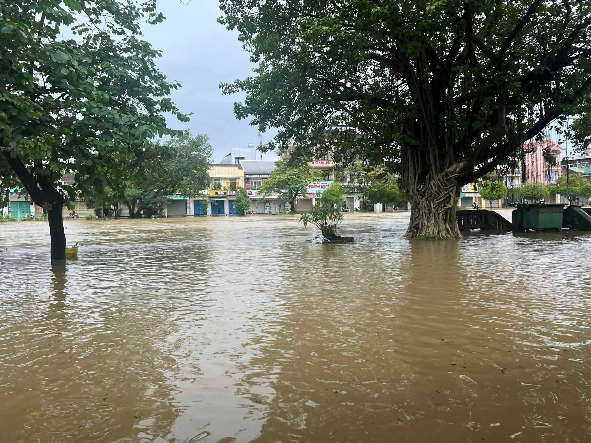 Lũ trên sông Hương lên cao, nhiều tuyến đường nội đô TP.Huế biến thành sông- Ảnh 3. Lũ trên sông Hương lên cao, nhiều tuyến đường nội đô TP.Huế biến thành sông- Ảnh 3.