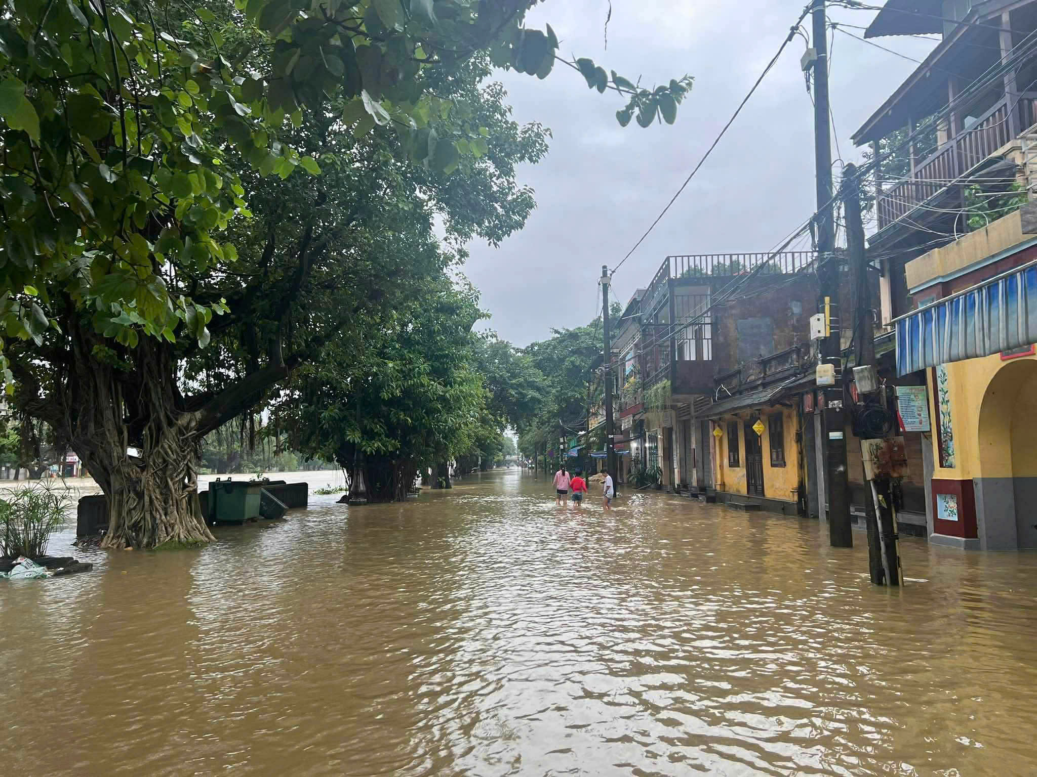 Lũ trên sông Hương lên cao, nhiều tuyến đường nội đô TP.Huế biến thành sông- Ảnh 2. Lũ trên sông Hương lên cao, nhiều tuyến đường nội đô TP.Huế biến thành sông- Ảnh 2.