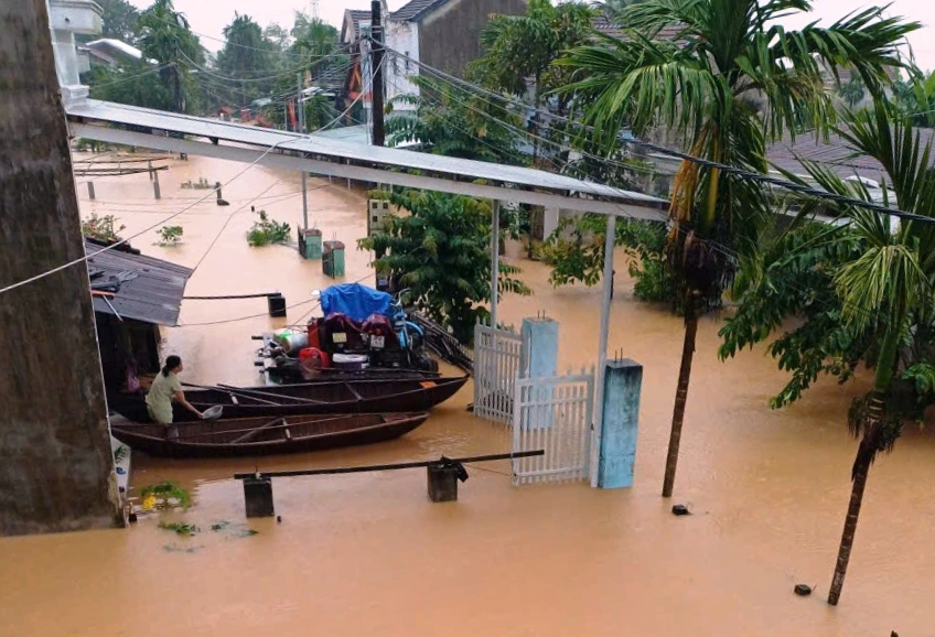 Đà Nẵng: 'Rốn lũ' bị nước lũ bao vây, 4.300 người dân bị cô lập hoàn toàn - Ảnh 3.