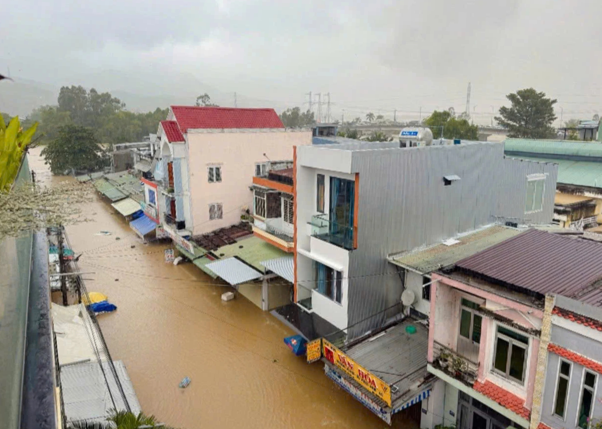 Đà Nẵng: 'Rốn lũ' bị nước lũ bao vây, 4.300 người dân bị cô lập hoàn toàn - Ảnh 5.