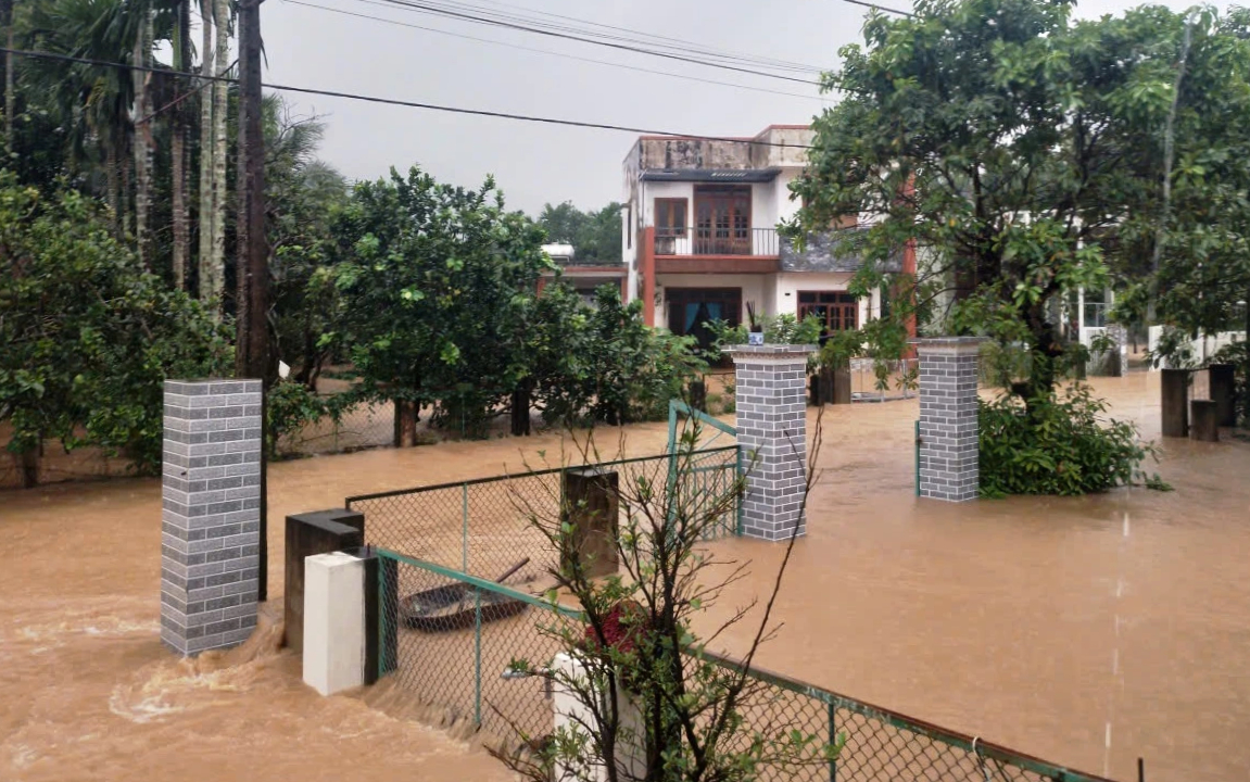 Đà Nẵng: 'Rốn lũ' bị nước lũ bao vây, 4.300 người dân bị cô lập hoàn toàn - Ảnh 6.