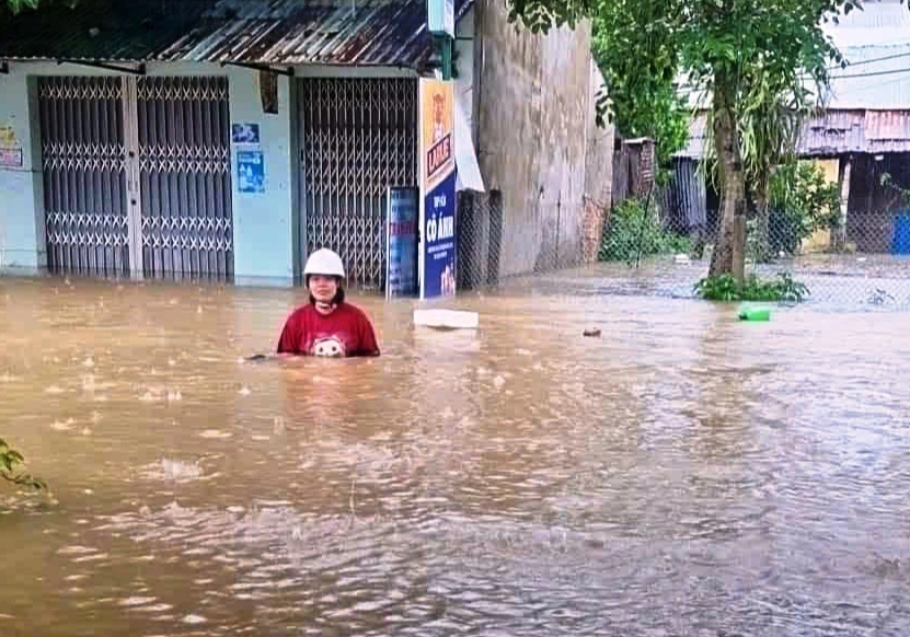 Đà Nẵng: 'Rốn lũ' bị nước lũ bao vây, 4.300 người dân bị cô lập hoàn toàn - Ảnh 7.