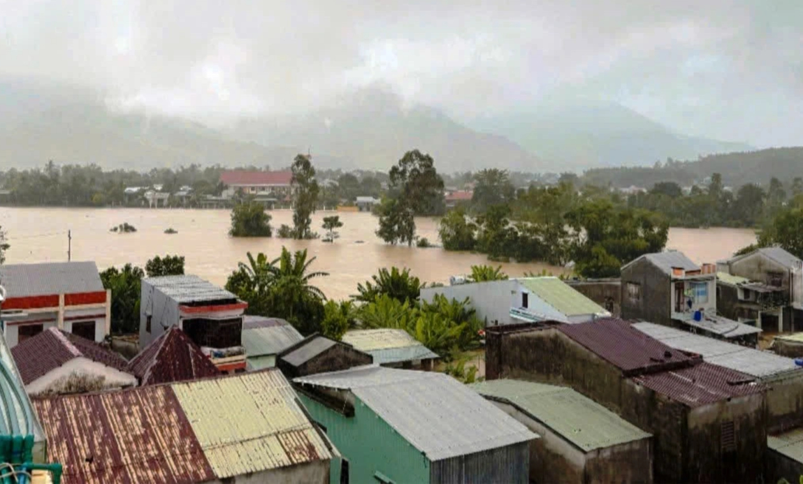 Đà Nẵng: 'Rốn lũ' bị nước lũ bao vây, 4.300 người dân bị cô lập hoàn toàn - Ảnh 8.