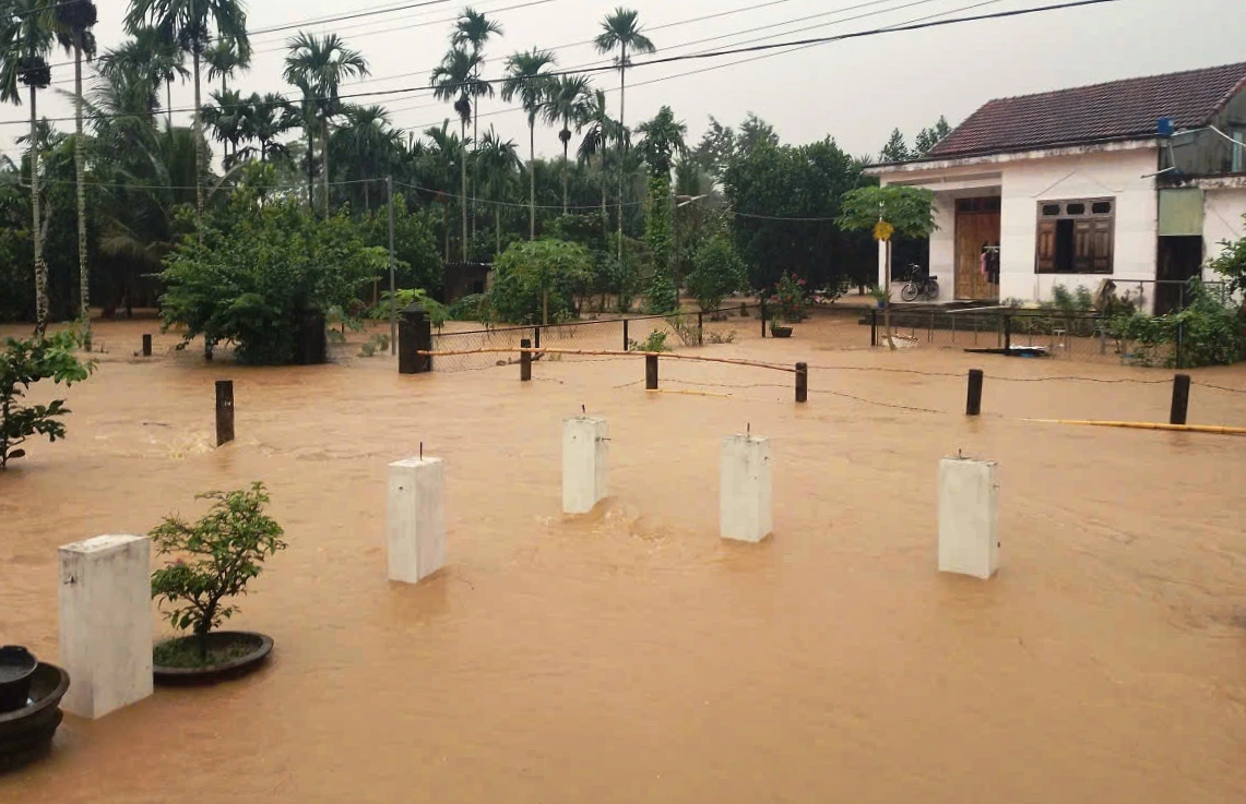 Đà Nẵng: 'Rốn lũ' bị nước lũ bao vây, 4.300 người dân bị cô lập hoàn toàn - Ảnh 4.