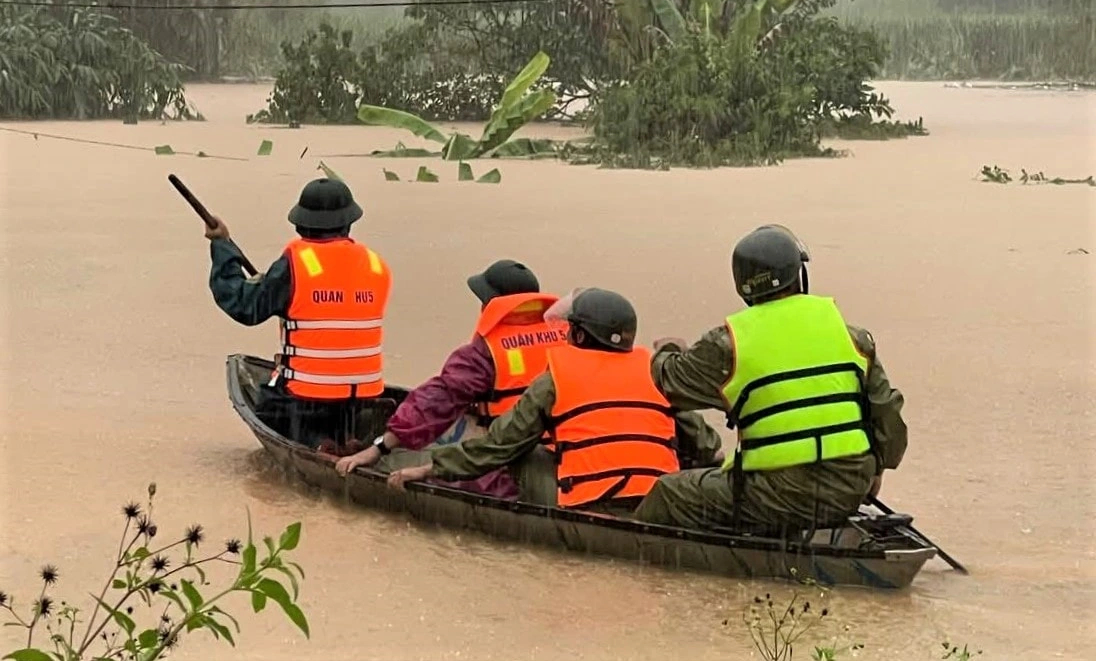 Lực lượng vũ trang TP.Đà Nẵng băng rừng, vượt lũ cứu dân vùng cô lập - Ảnh 1.