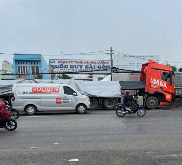 TP.HCM: Xe đầu kéo chở sắt gặp sự cố, đường Lê Đức Anh ùn ứ- Ảnh 1.