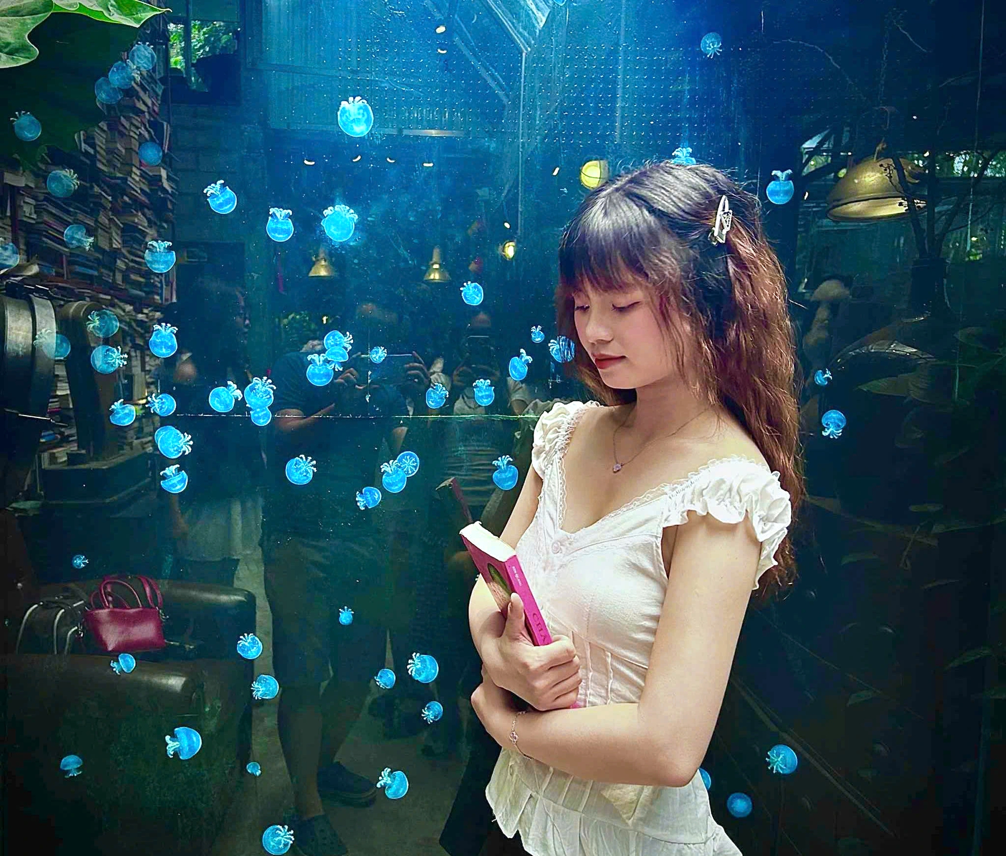 Kim Chi check-in bể sứa tại một quán cà phê trên đường Điện Biên Phủ Kim Chi check-in bể sứa tại một quán cà phê trên đường Điện Biên Phủ