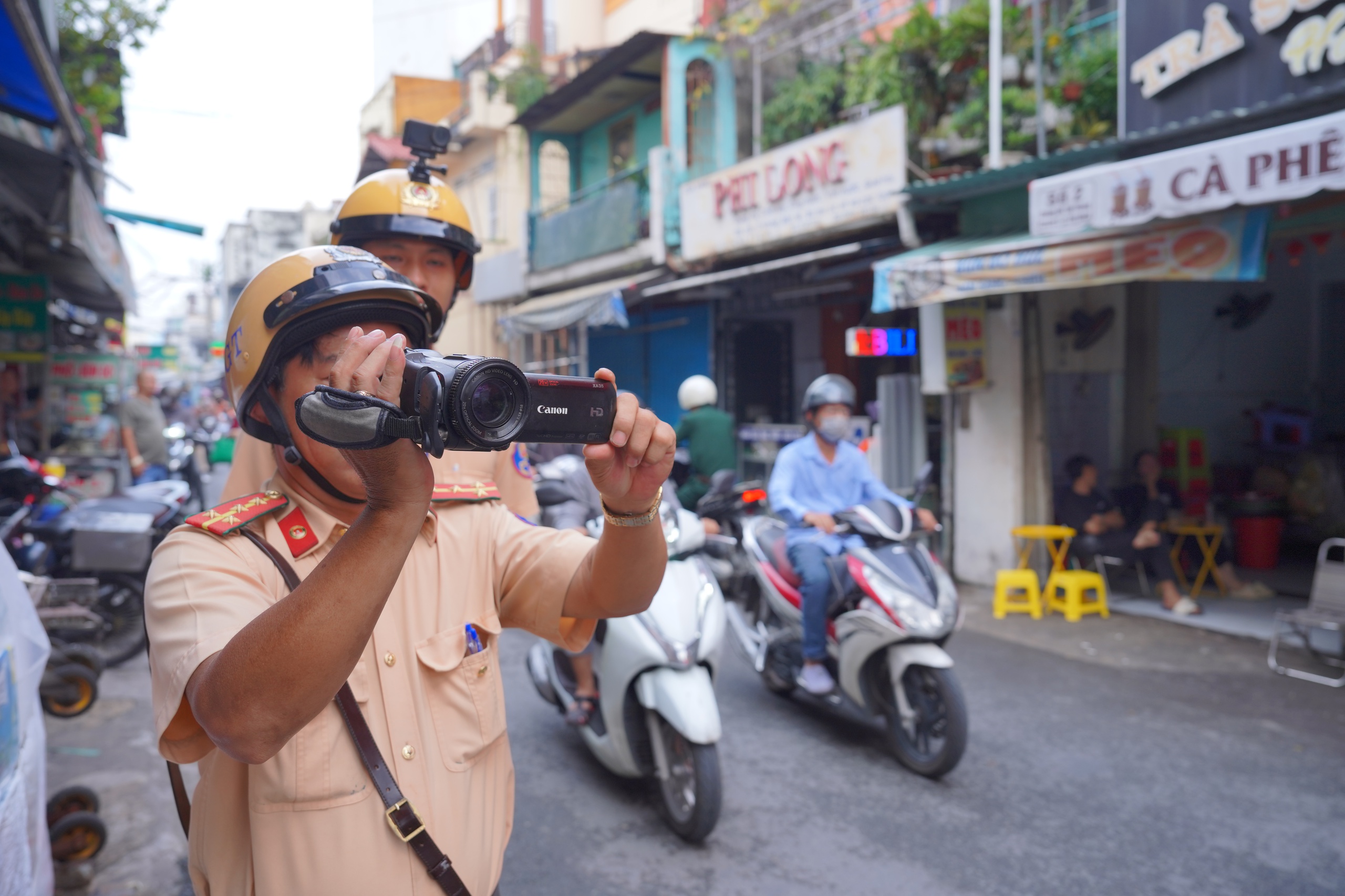 Dừng ô tô đi rút tiền, mua đồ... có thể bị phạt đến 6 triệu đồng - Ảnh 1. Dừng ô tô đi rút tiền, mua đồ... có thể bị phạt đến 6 triệu đồng - Ảnh 1.