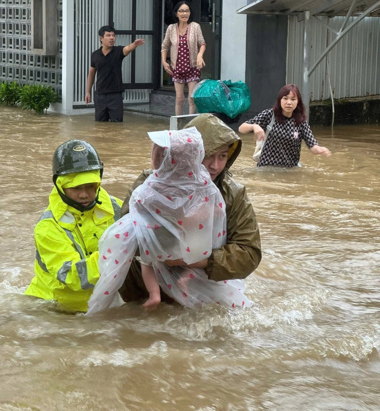Mưa lũ chia cắt Huế công an hỗ trợ di dời người dân an toàn xuyên đêm - Ảnh 1. Mưa lũ chia cắt Huế công an hỗ trợ di dời người dân an toàn xuyên đêm - Ảnh 1.