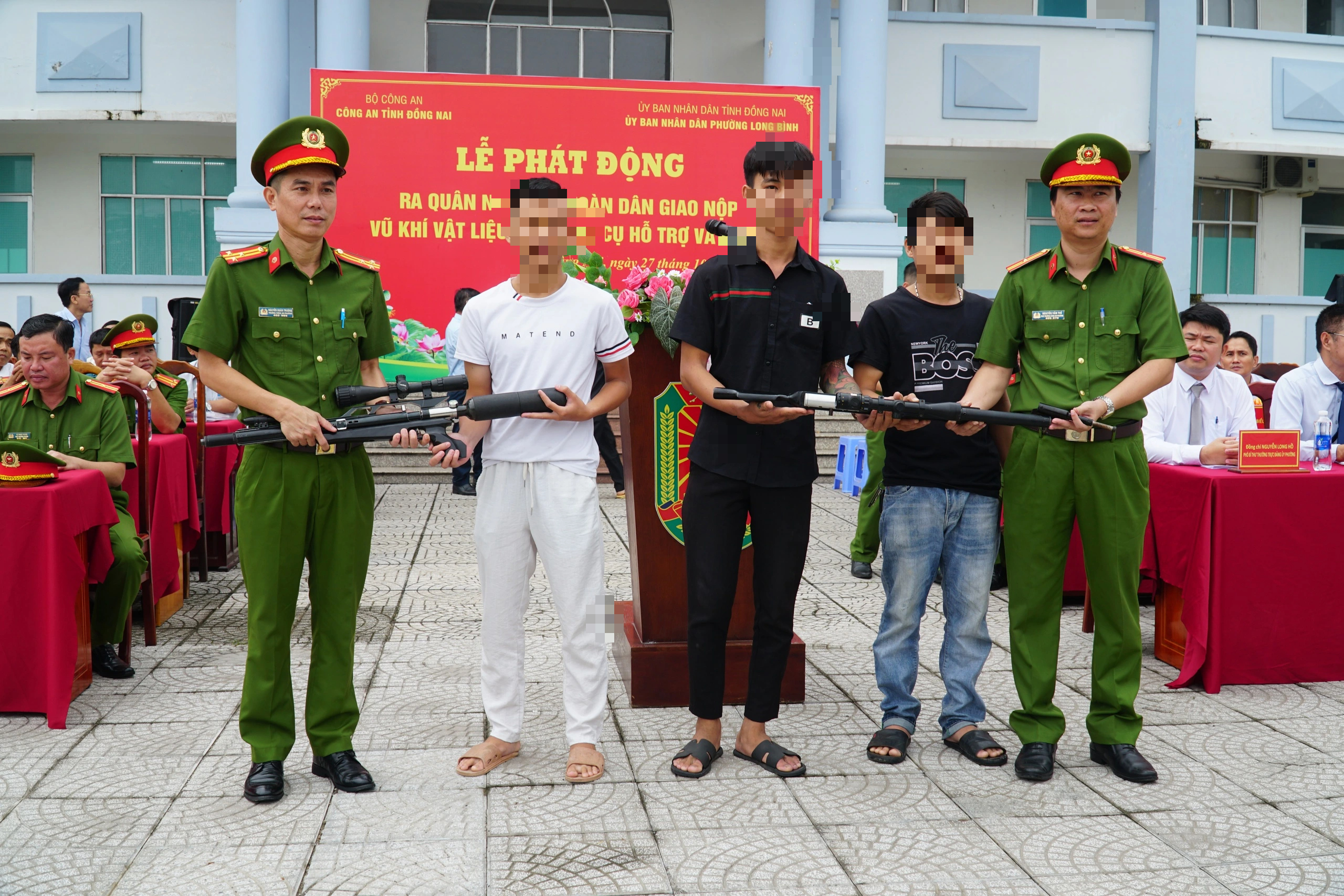 Đồng Nai: Thanh niên xếp hàng giao nộp vũ khí - Ảnh 1.