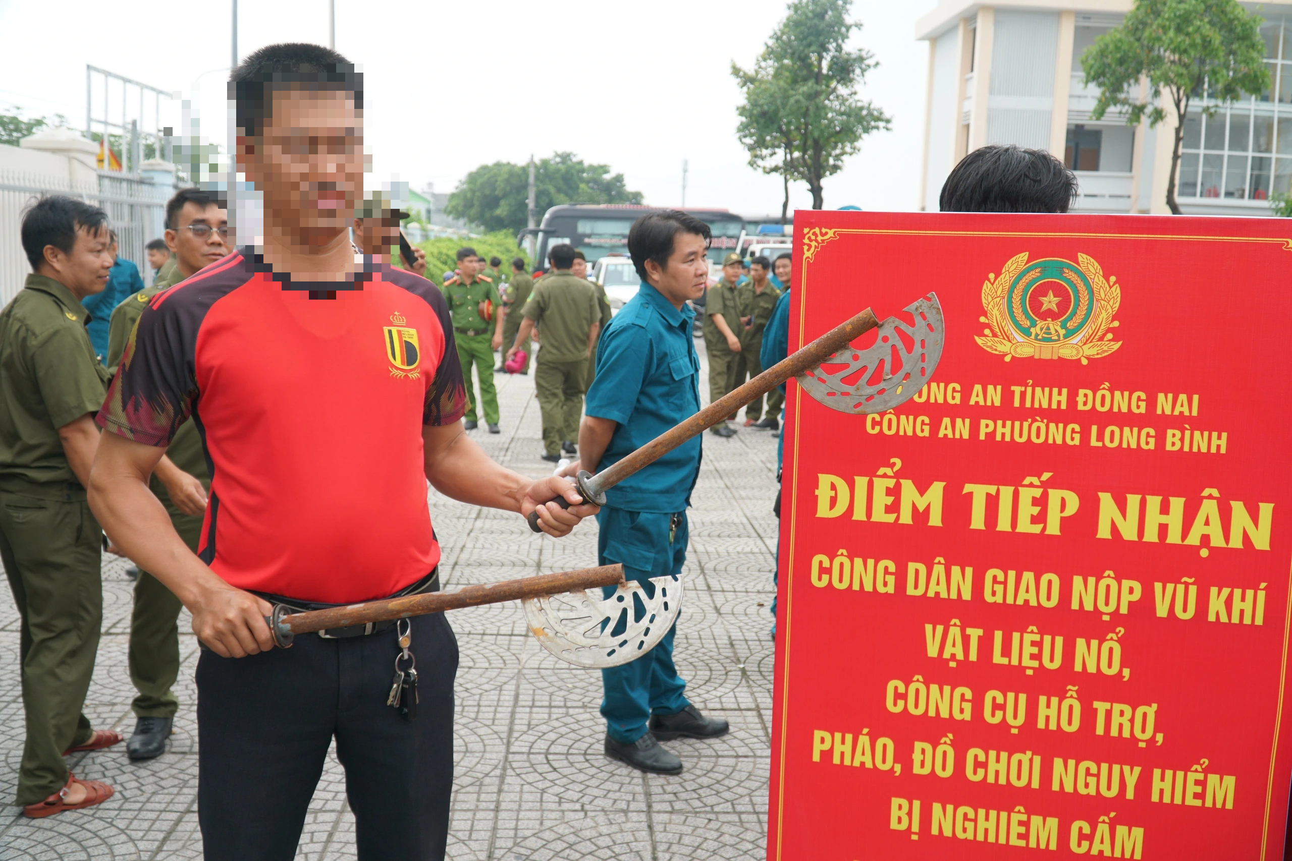 Đồng Nai: Thanh niên xếp hàng giao nộp vũ khí - Ảnh 4.