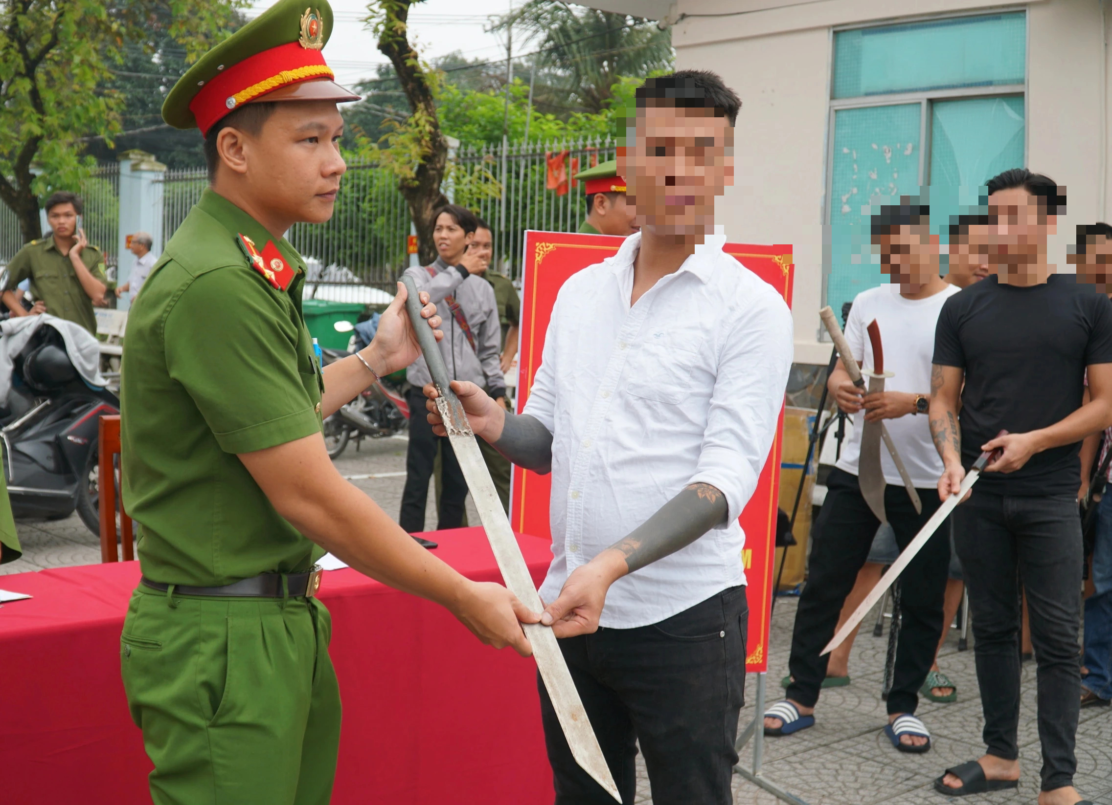 Đồng Nai: Thanh niên xếp hàng giao nộp vũ khí - Ảnh 3.