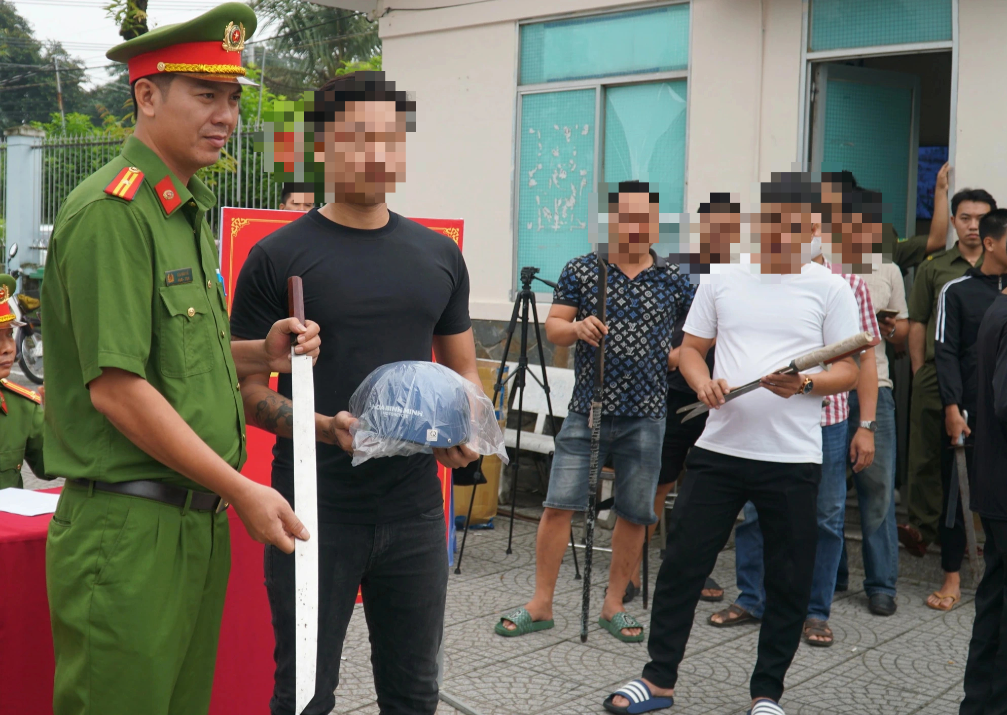 Đồng Nai: Thanh niên xếp hàng giao nộp vũ khí - Ảnh 2.