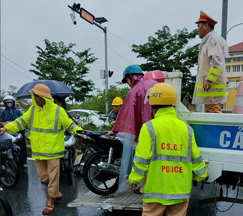 Mưa lũ chia cắt Huế công an hỗ trợ di dời người dân an toàn xuyên đêm - Ảnh 4. Mưa lũ chia cắt Huế công an hỗ trợ di dời người dân an toàn xuyên đêm - Ảnh 4.