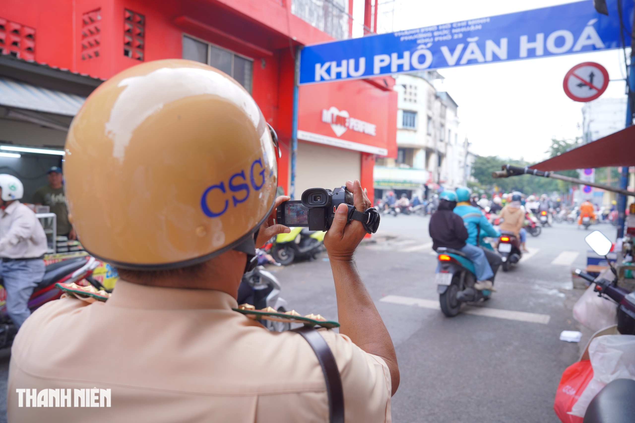 CSGT công khai phạt nguội, xe máy bất chấp đi sai: 'Không hề thấy biển báo' - Ảnh 1.