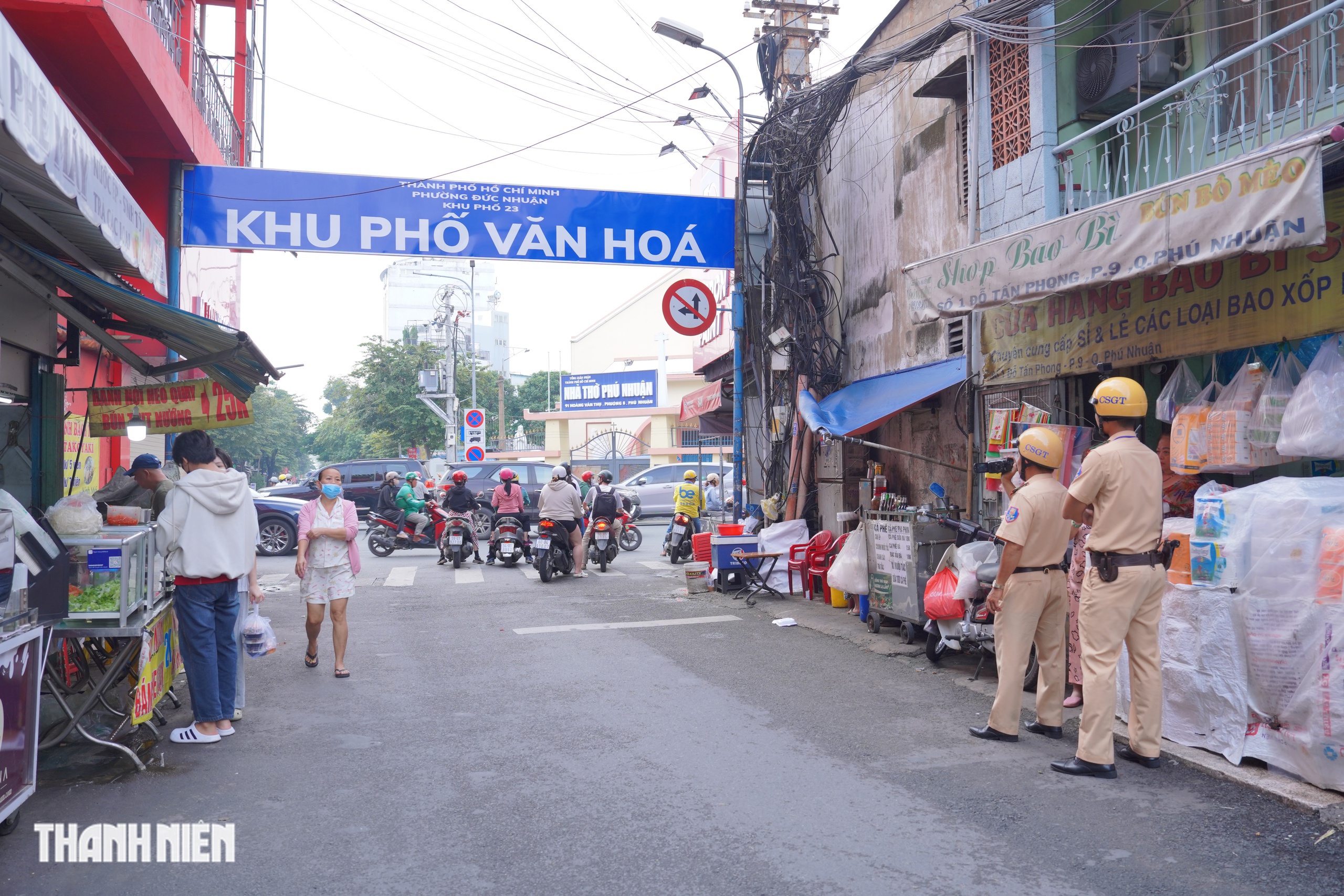CSGT công khai phạt nguội, xe máy bất chấp đi sai: 'Không hề thấy biển báo' - Ảnh 2.