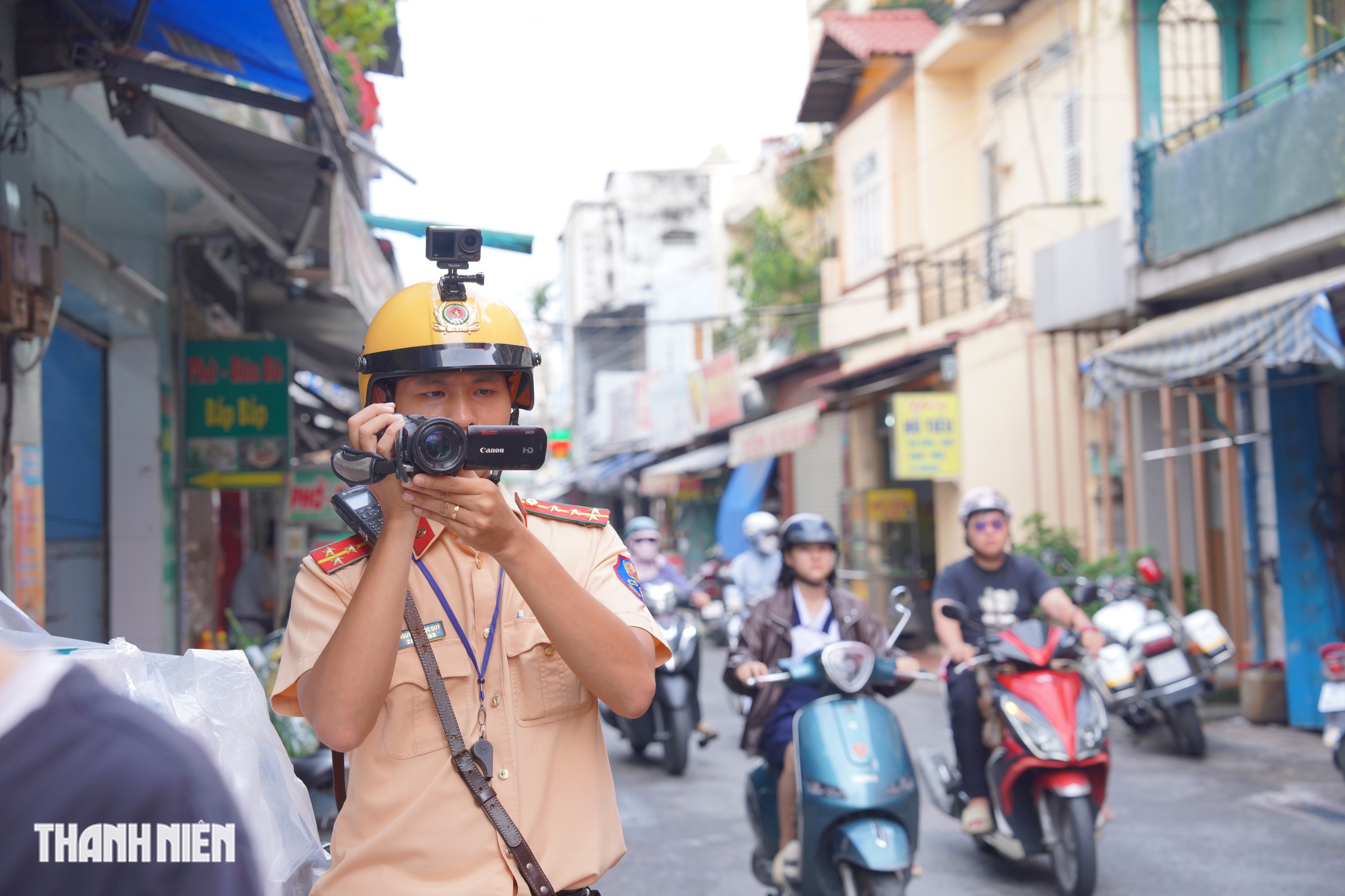 CSGT công khai phạt nguội, xe máy bất chấp đi sai: 'Không hề thấy biển báo' - Ảnh 6.