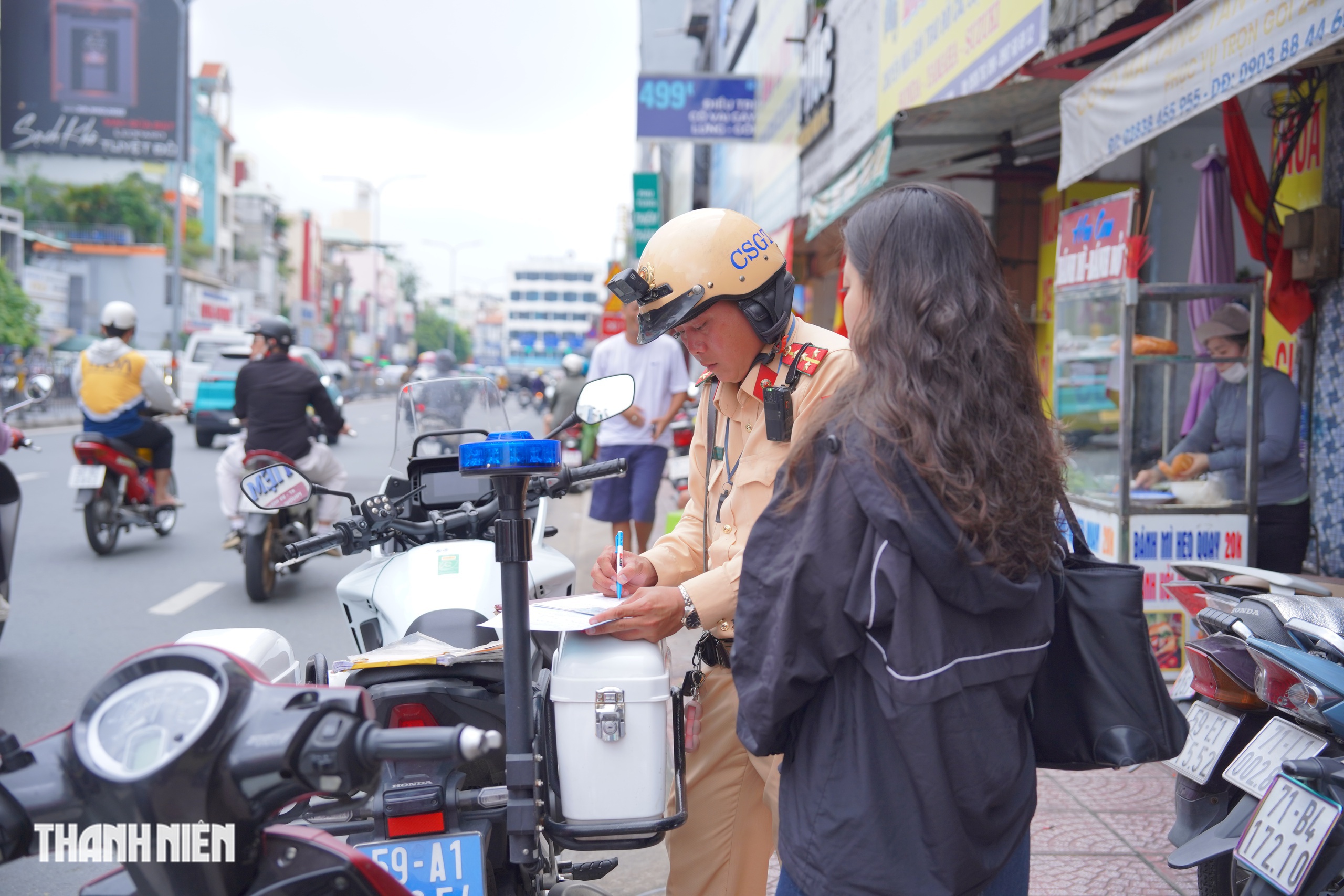 CSGT công khai phạt nguội, xe máy bất chấp đi sai: 'Không hề thấy biển báo' - Ảnh 4.