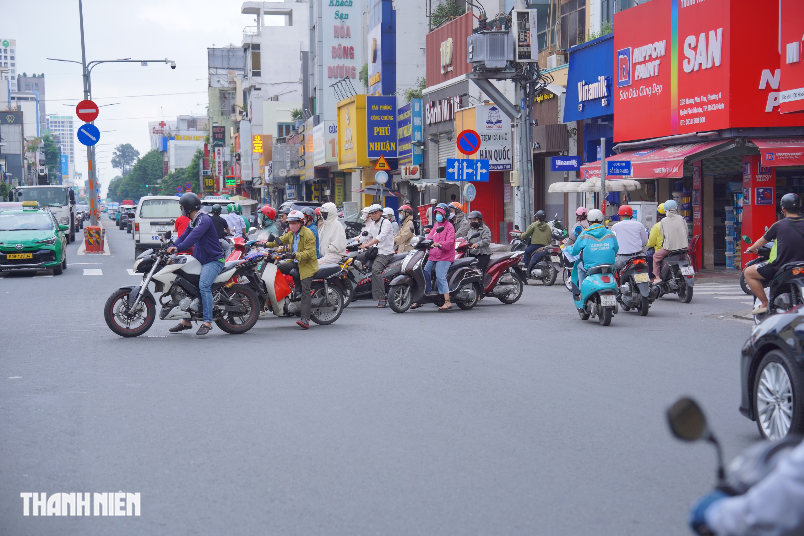 CSGT công khai phạt nguội, xe máy bất chấp đi sai: 'Không hề thấy biển báo' - Ảnh 8.