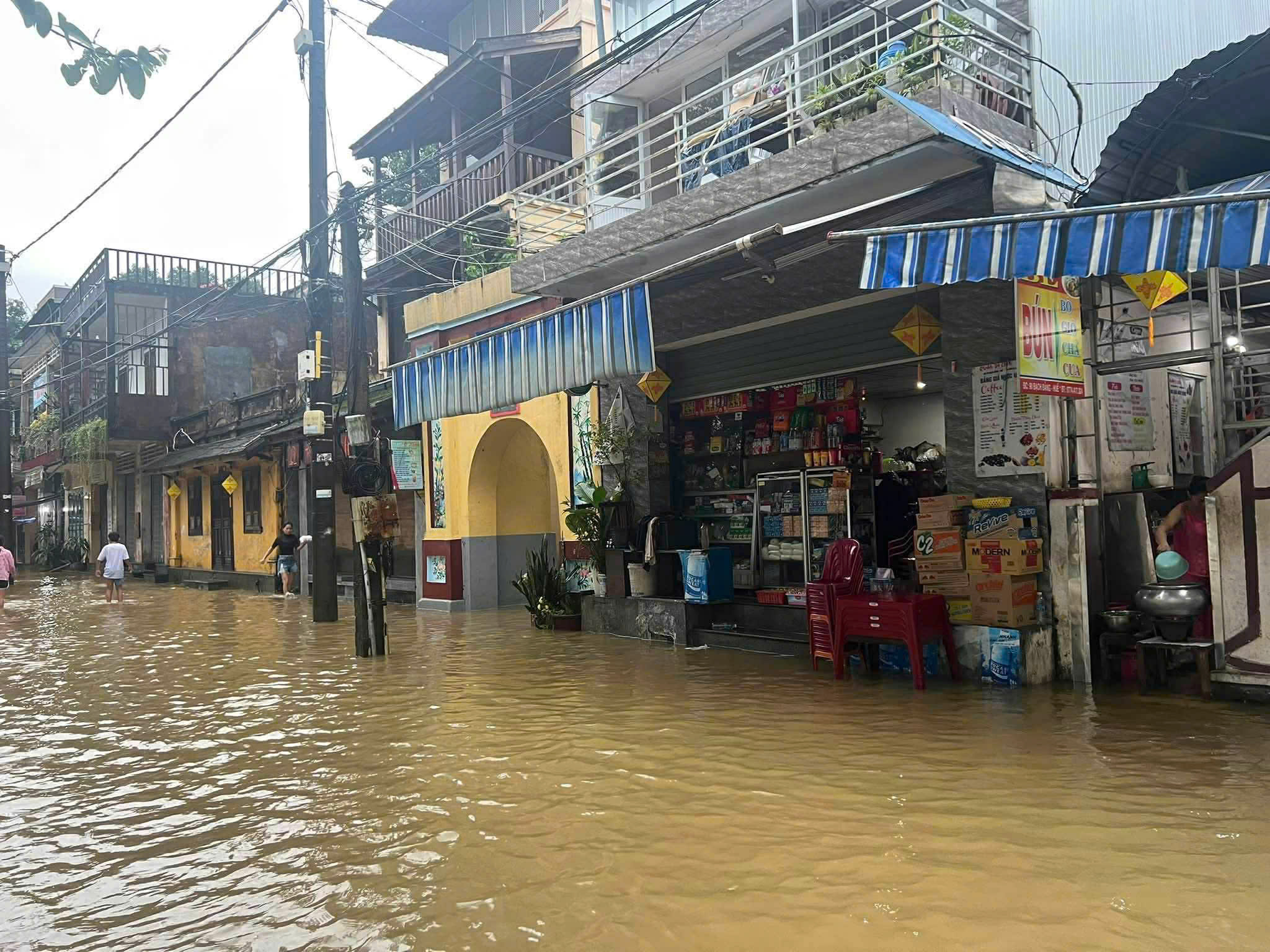 Lũ trên sông Hương lên cao, nhiều tuyến đường nội đô TP.Huế biến thành sông- Ảnh 5. Lũ trên sông Hương lên cao, nhiều tuyến đường nội đô TP.Huế biến thành sông- Ảnh 5.