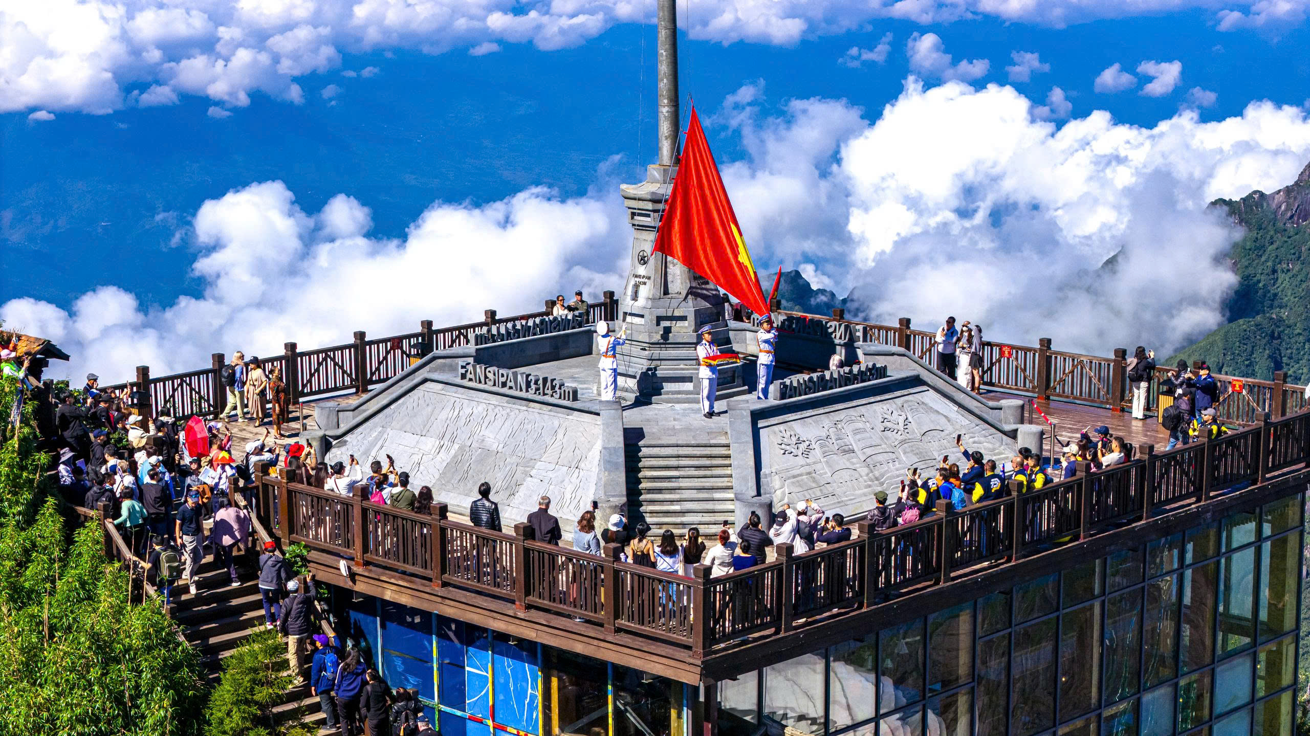 Khoảnh khắc xúc động trong lễ thượng cờ Tổ quốc trên 'nóc nhà Đông Dương'- Ảnh 5. Khoảnh khắc xúc động trong lễ thượng cờ Tổ quốc trên 'nóc nhà Đông Dương'- Ảnh 5.