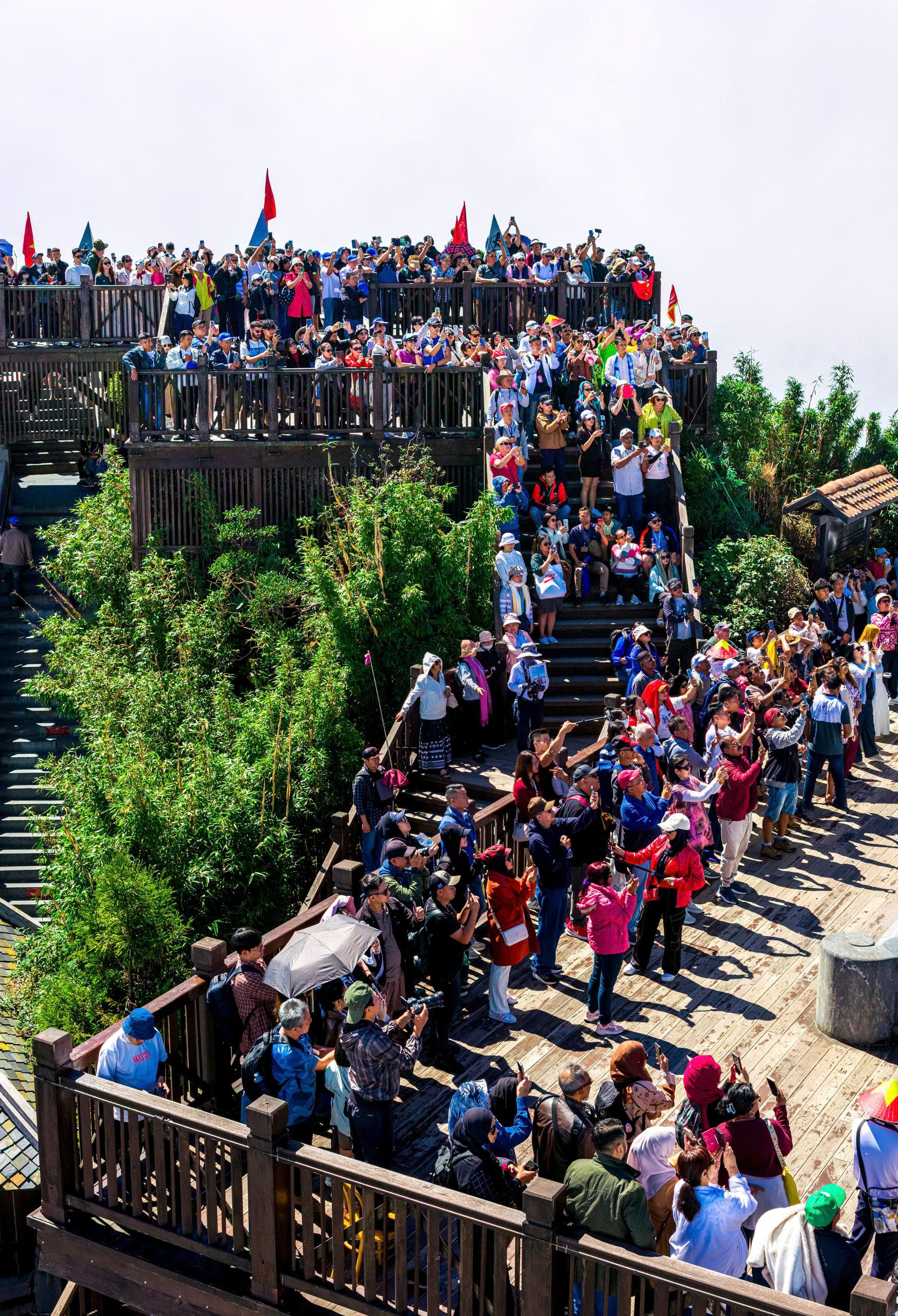 Khoảnh khắc xúc động trong lễ thượng cờ Tổ quốc trên 'nóc nhà Đông Dương'- Ảnh 6. Khoảnh khắc xúc động trong lễ thượng cờ Tổ quốc trên 'nóc nhà Đông Dương'- Ảnh 6.