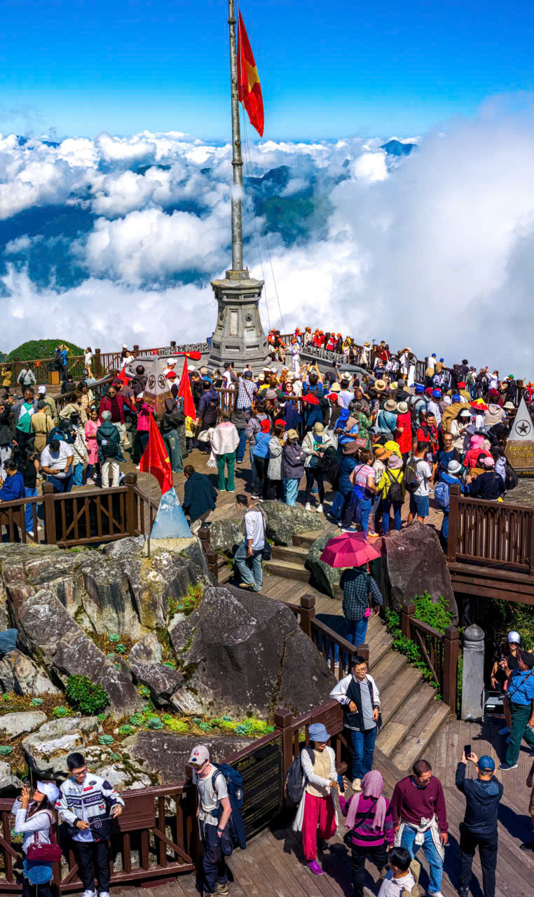 Khoảnh khắc xúc động trong lễ thượng cờ Tổ quốc trên 'nóc nhà Đông Dương'- Ảnh 7. Khoảnh khắc xúc động trong lễ thượng cờ Tổ quốc trên 'nóc nhà Đông Dương'- Ảnh 7.