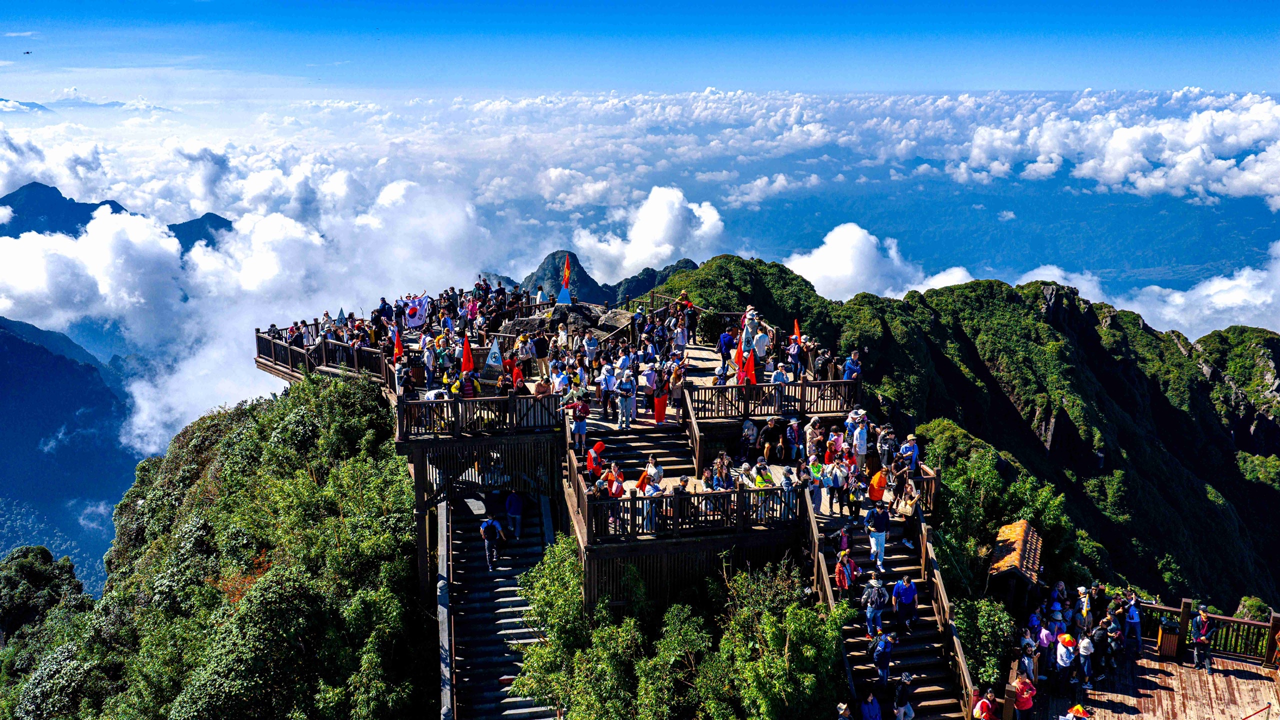 Khoảnh khắc xúc động trong lễ thượng cờ Tổ quốc trên 'nóc nhà Đông Dương'- Ảnh 8. Khoảnh khắc xúc động trong lễ thượng cờ Tổ quốc trên 'nóc nhà Đông Dương'- Ảnh 8.