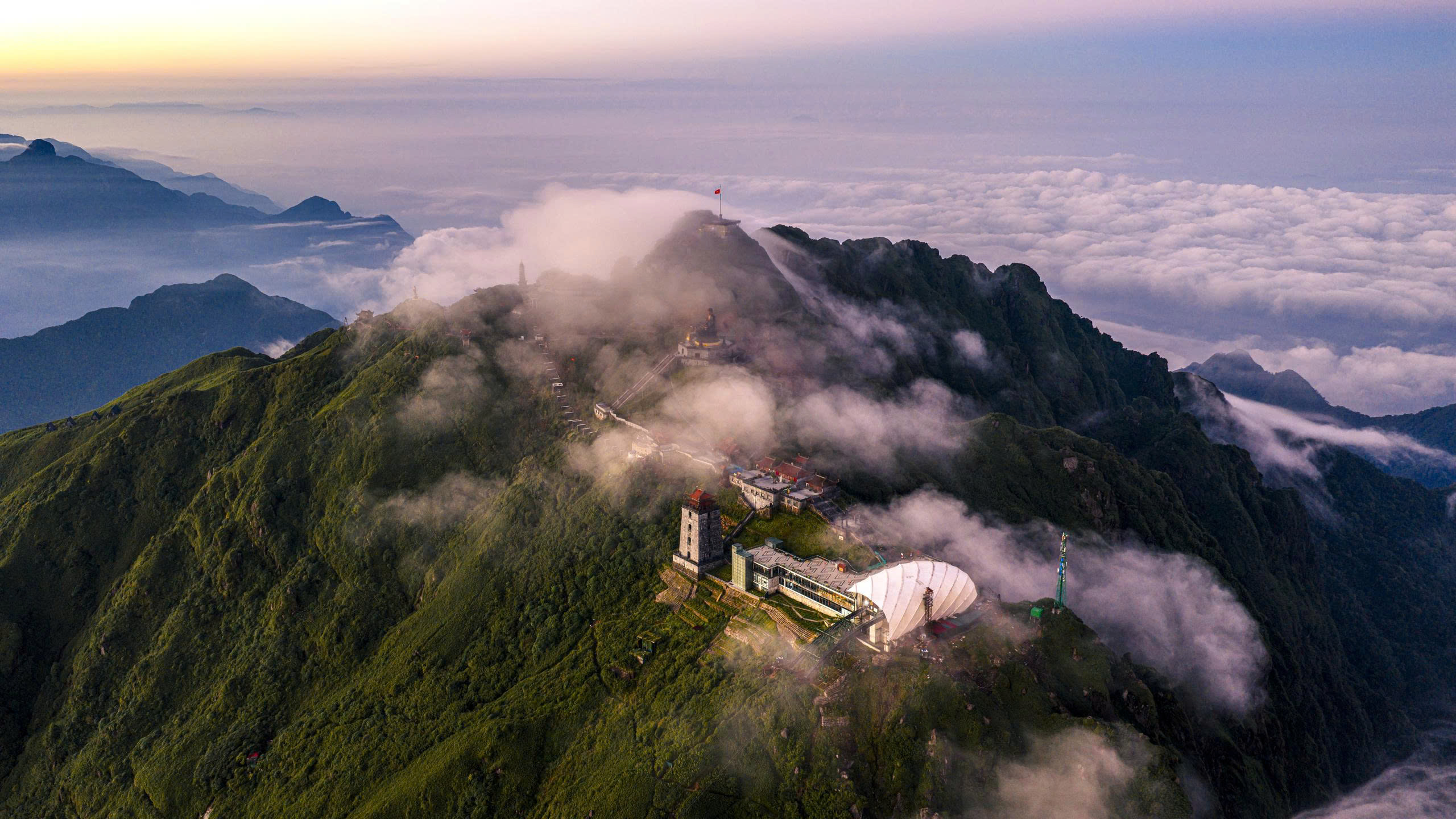 Khoảnh khắc xúc động trong lễ thượng cờ Tổ quốc trên 'nóc nhà Đông Dương'- Ảnh 13. Khoảnh khắc xúc động trong lễ thượng cờ Tổ quốc trên 'nóc nhà Đông Dương'- Ảnh 13.