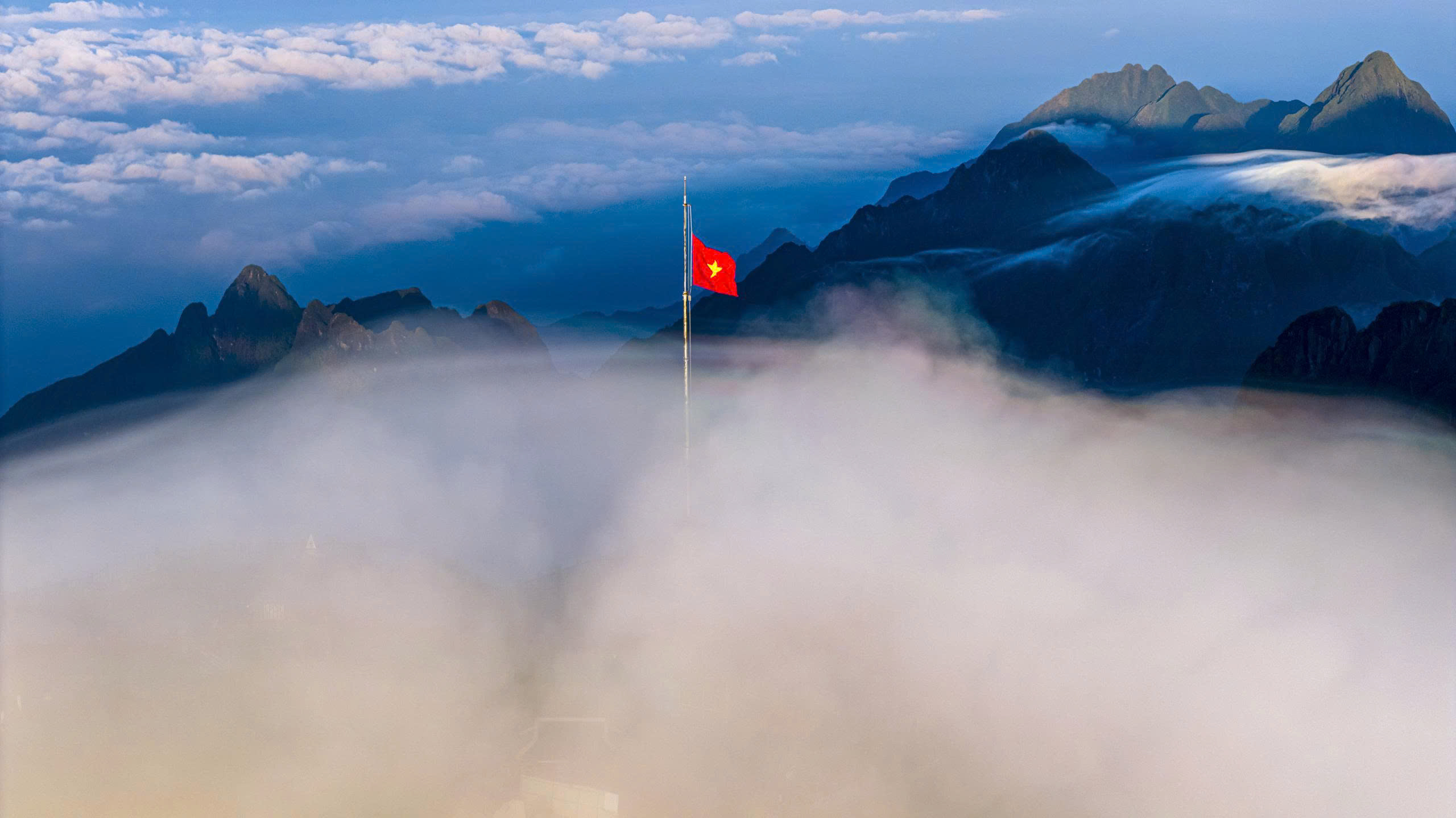 Khoảnh khắc xúc động trong lễ thượng cờ Tổ quốc trên 'nóc nhà Đông Dương'- Ảnh 11. Khoảnh khắc xúc động trong lễ thượng cờ Tổ quốc trên 'nóc nhà Đông Dương'- Ảnh 11.