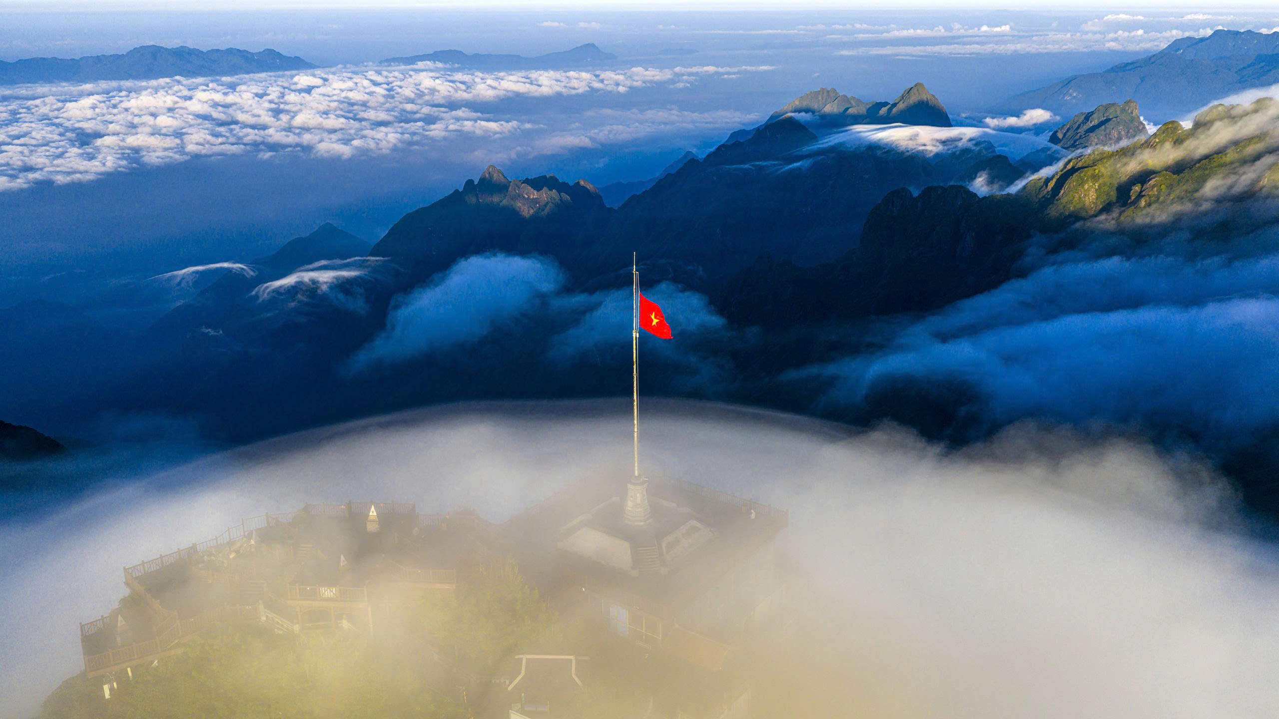 Khoảnh khắc xúc động trong lễ thượng cờ Tổ quốc trên 'nóc nhà Đông Dương'- Ảnh 12. Khoảnh khắc xúc động trong lễ thượng cờ Tổ quốc trên 'nóc nhà Đông Dương'- Ảnh 12.