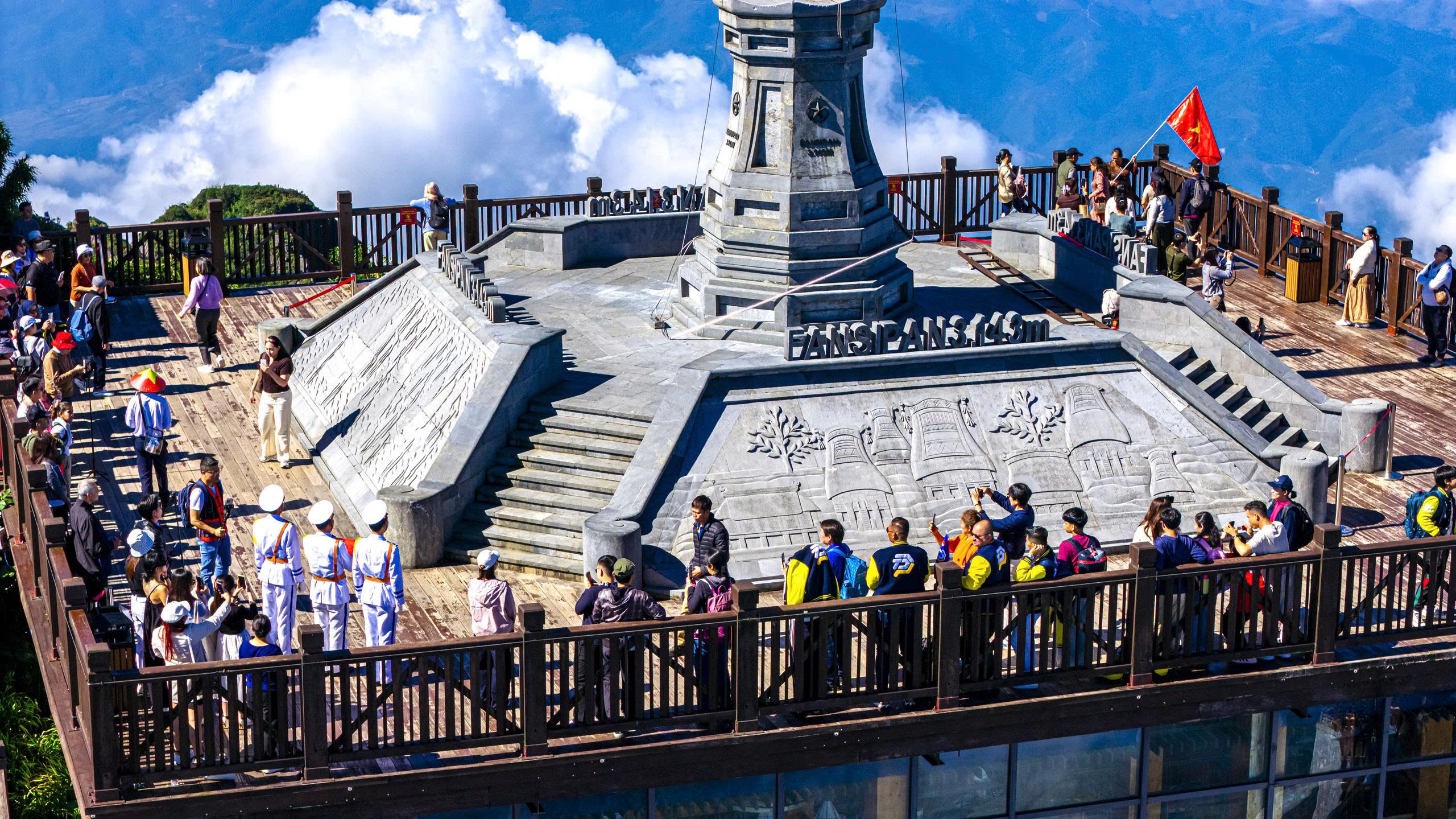 Khoảnh khắc xúc động trong lễ thượng cờ Tổ quốc trên 'nóc nhà Đông Dương'- Ảnh 2. Khoảnh khắc xúc động trong lễ thượng cờ Tổ quốc trên 'nóc nhà Đông Dương'- Ảnh 2.