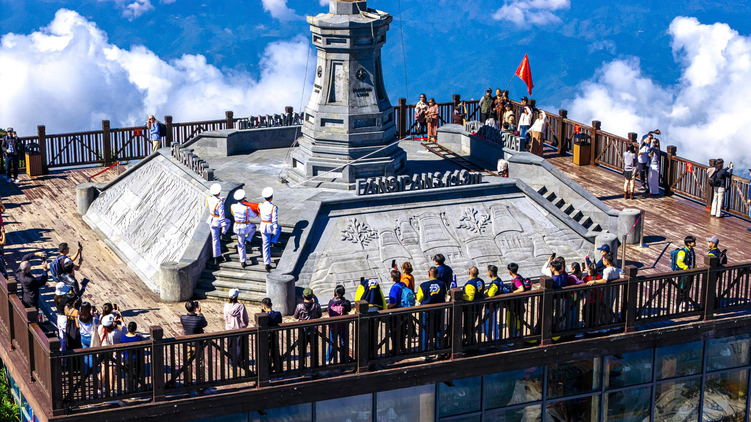 Khoảnh khắc xúc động trong lễ thượng cờ Tổ quốc trên 'nóc nhà Đông Dương'- Ảnh 3. Khoảnh khắc xúc động trong lễ thượng cờ Tổ quốc trên 'nóc nhà Đông Dương'- Ảnh 3.