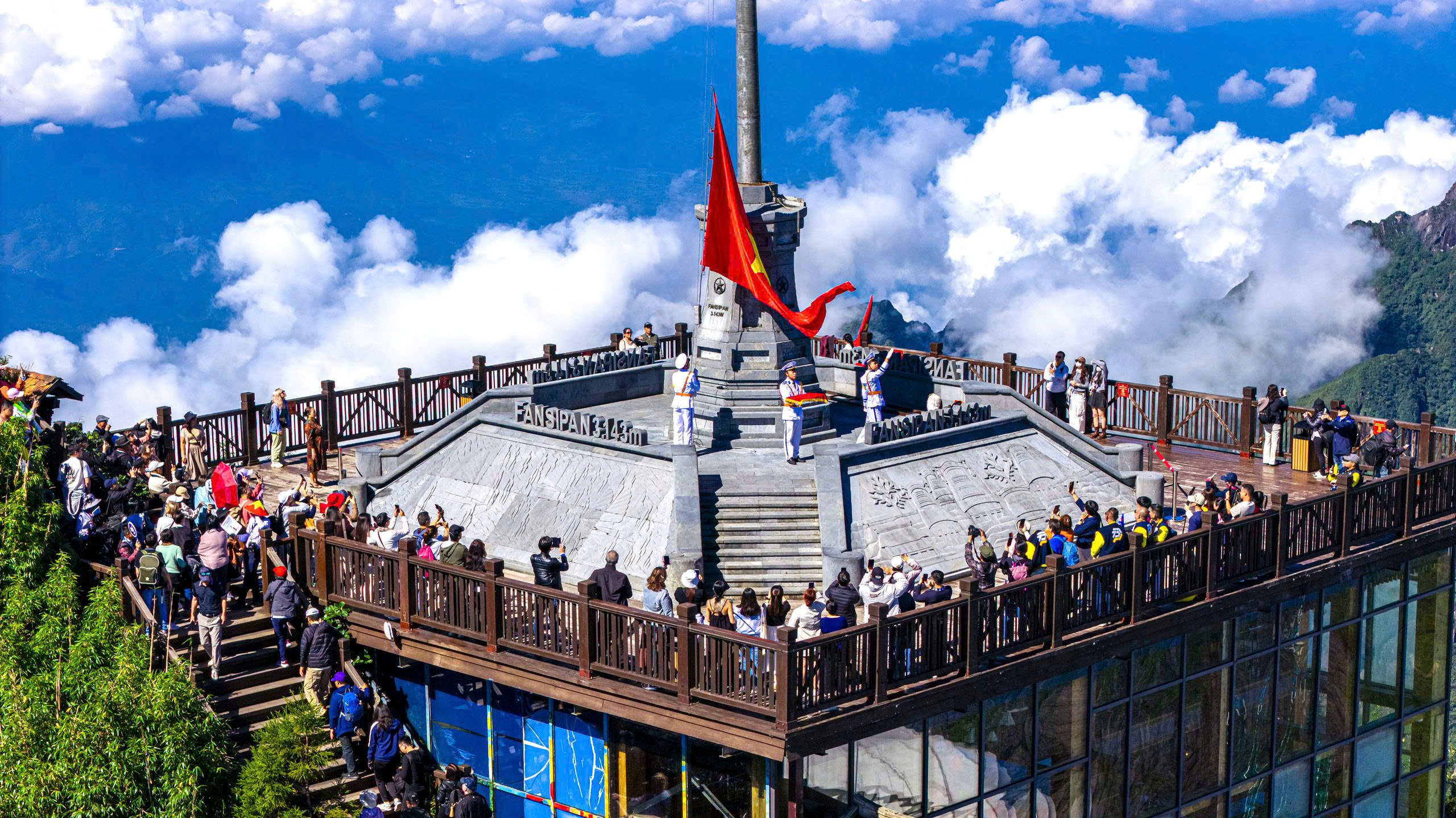 Khoảnh khắc xúc động trong lễ thượng cờ Tổ quốc trên 'nóc nhà Đông Dương'- Ảnh 4. Khoảnh khắc xúc động trong lễ thượng cờ Tổ quốc trên 'nóc nhà Đông Dương'- Ảnh 4.