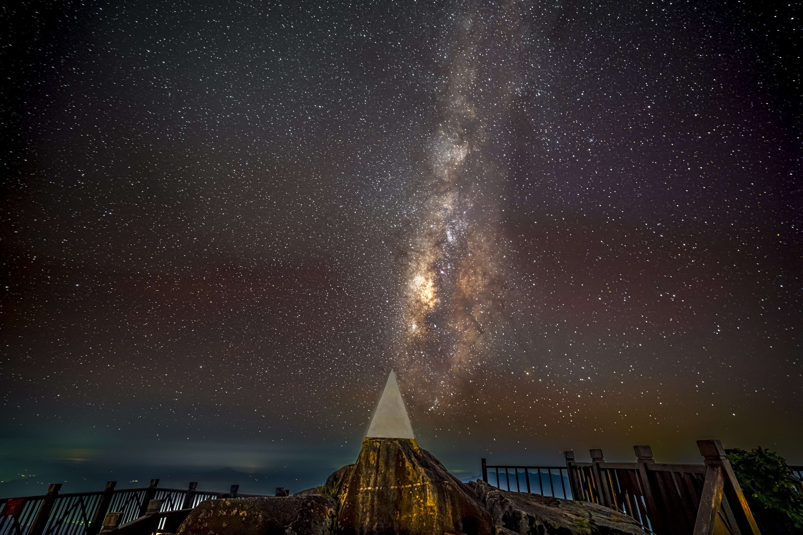 Ngắm dải ngân hà lung linh trong đêm trên đỉnh Fansipan- Ảnh 11. Ngắm dải ngân hà lung linh trong đêm trên đỉnh Fansipan- Ảnh 11.
