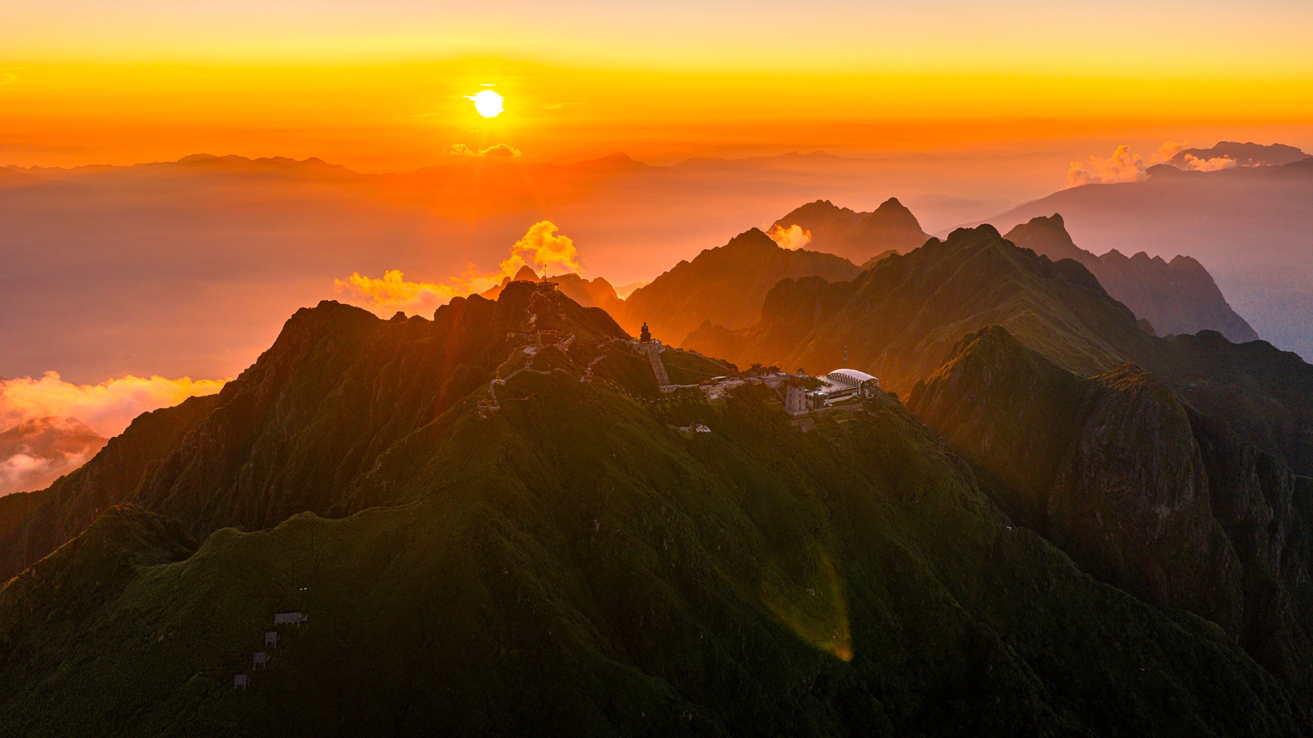 Ngắm dải ngân hà lung linh trong đêm trên đỉnh Fansipan- Ảnh 1. Ngắm dải ngân hà lung linh trong đêm trên đỉnh Fansipan- Ảnh 1.