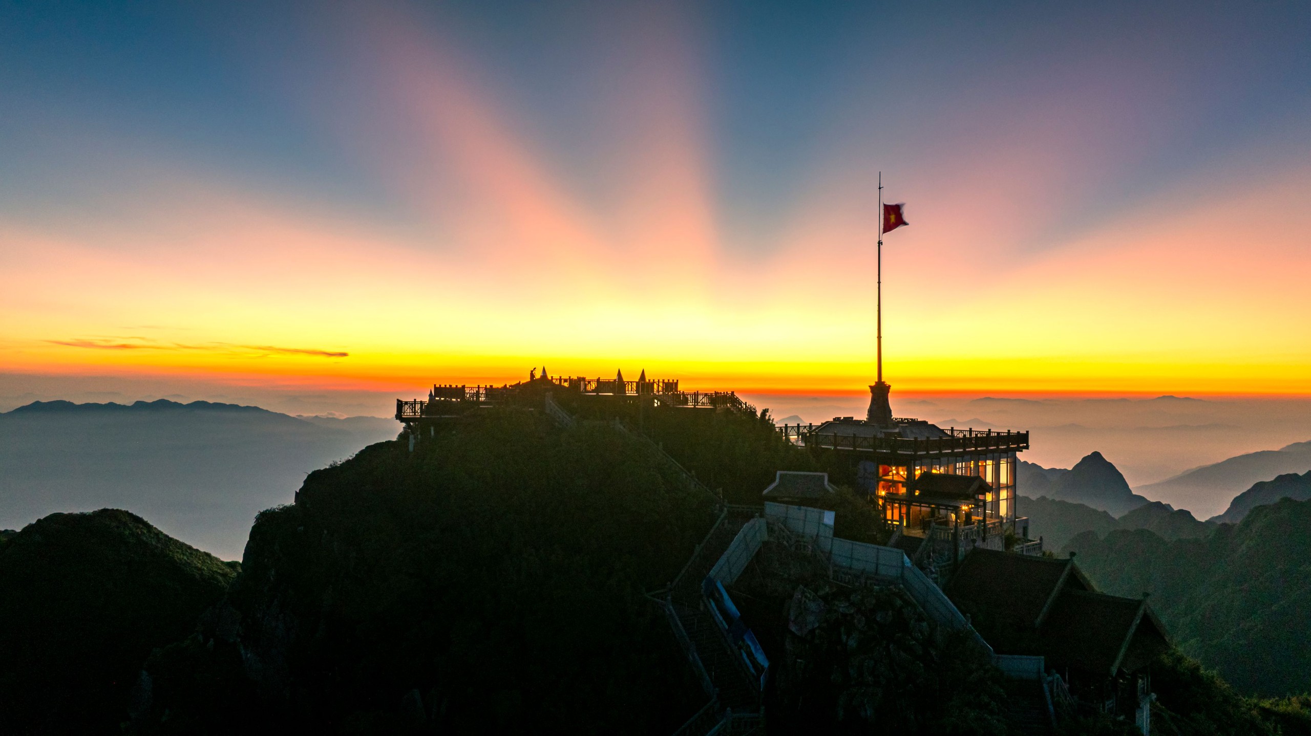 Ngắm dải ngân hà lung linh trong đêm trên đỉnh Fansipan- Ảnh 4. Ngắm dải ngân hà lung linh trong đêm trên đỉnh Fansipan- Ảnh 4.