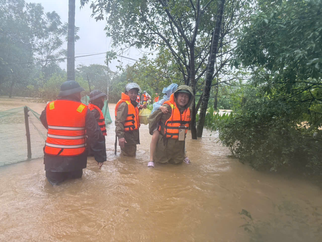 Mưa lũ chia cắt Huế công an hỗ trợ di dời người dân an toàn xuyên đêm - Ảnh 2. Mưa lũ chia cắt Huế công an hỗ trợ di dời người dân an toàn xuyên đêm - Ảnh 2.