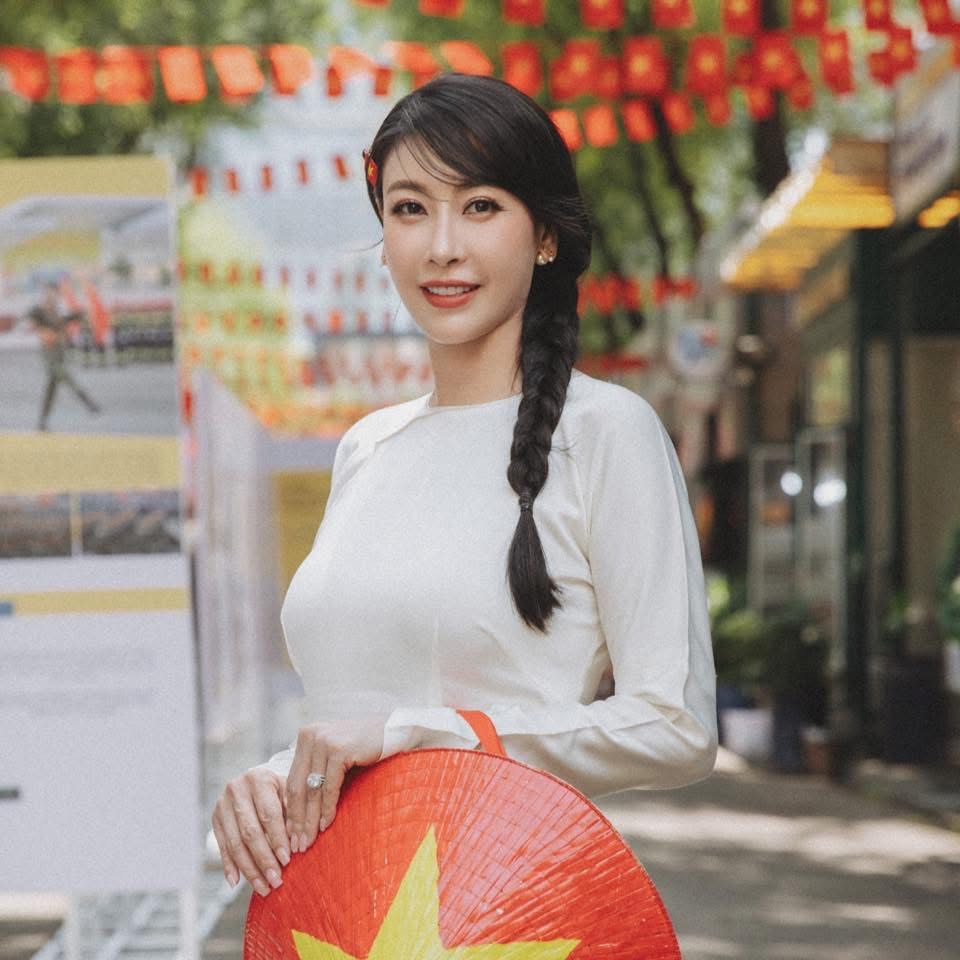 Nhan sắc khác lạ của hoa hậu Hà Kiều Anh ở tuổi gần 50 - Ảnh 3.