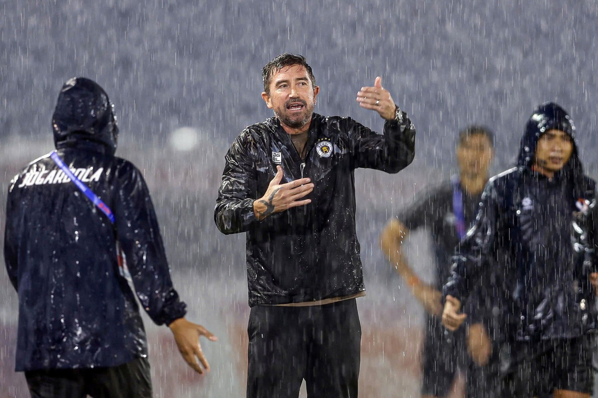 HLV Kewell ngán ngẩm mặt sân V-League: 'Tôi chưa từng thấy thứ này bao giờ'- Ảnh 1. HLV Kewell ngán ngẩm mặt sân V-League: 'Tôi chưa từng thấy thứ này bao giờ'- Ảnh 1.