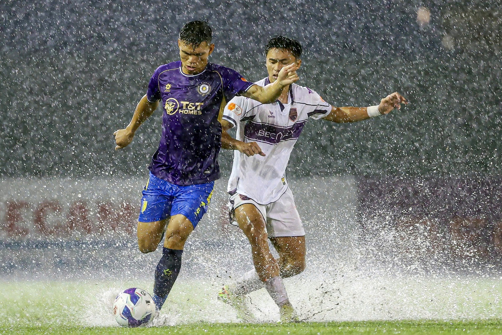 HLV Kewell ngán ngẩm mặt sân V-League: 'Tôi chưa từng thấy thứ này bao giờ'- Ảnh 2. HLV Kewell ngán ngẩm mặt sân V-League: 'Tôi chưa từng thấy thứ này bao giờ'- Ảnh 2.