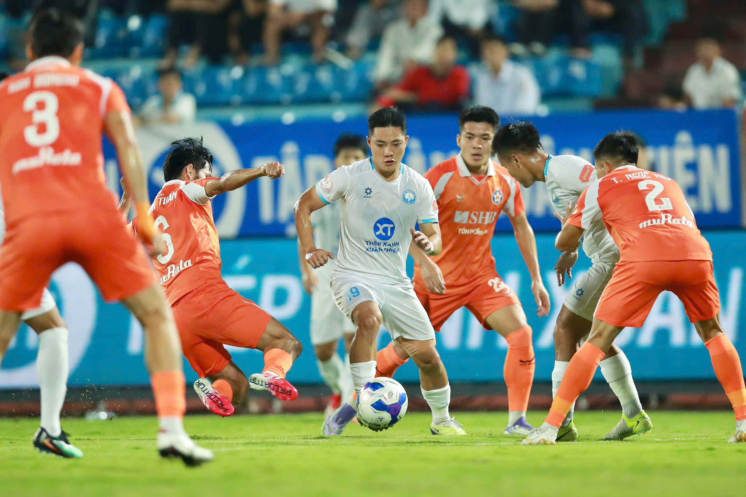 U23-spiller fra Vietnam scorer, Da Nang spiller beklageligvis uavgjort mot forsvarende mester Nam Dinh: Ny trener «holdt på å gråte» - Bilde 2. Tuyển thủ U.23 Việt Nam ghi bàn, Đà Nẵng hòa tiếc nuối ĐKVĐ Nam Định: Tân HLV ‘suýt khóc’- Ảnh 2.