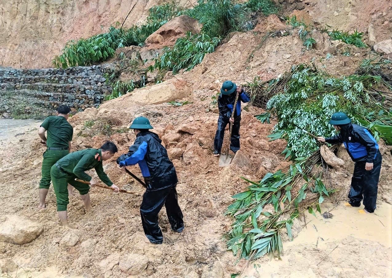 Lực lượng vũ trang TP.Đà Nẵng băng rừng, vượt lũ cứu dân vùng cô lập - Ảnh 7.