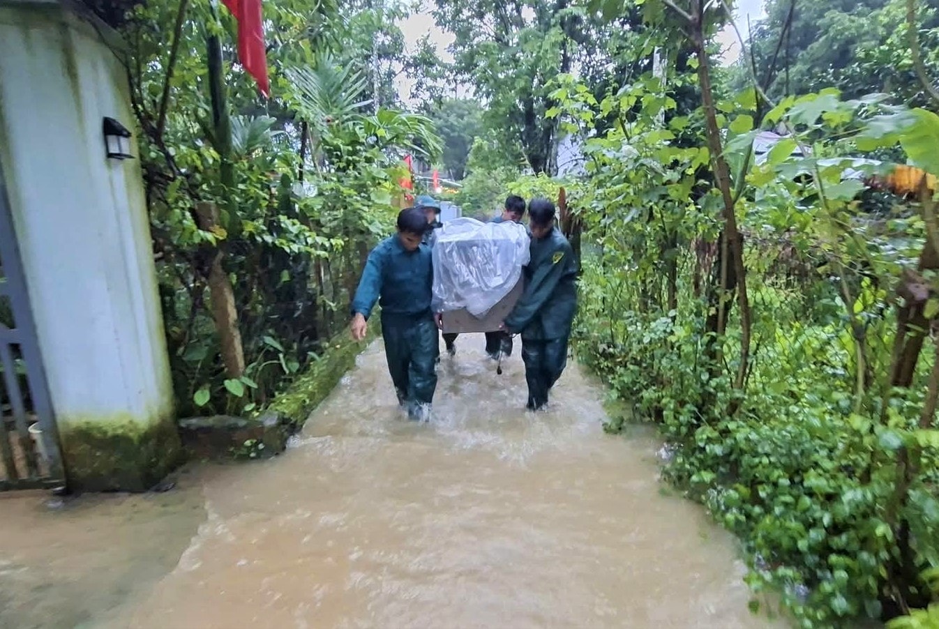 Lực lượng vũ trang TP.Đà Nẵng băng rừng, vượt lũ cứu dân vùng cô lập - Ảnh 4.