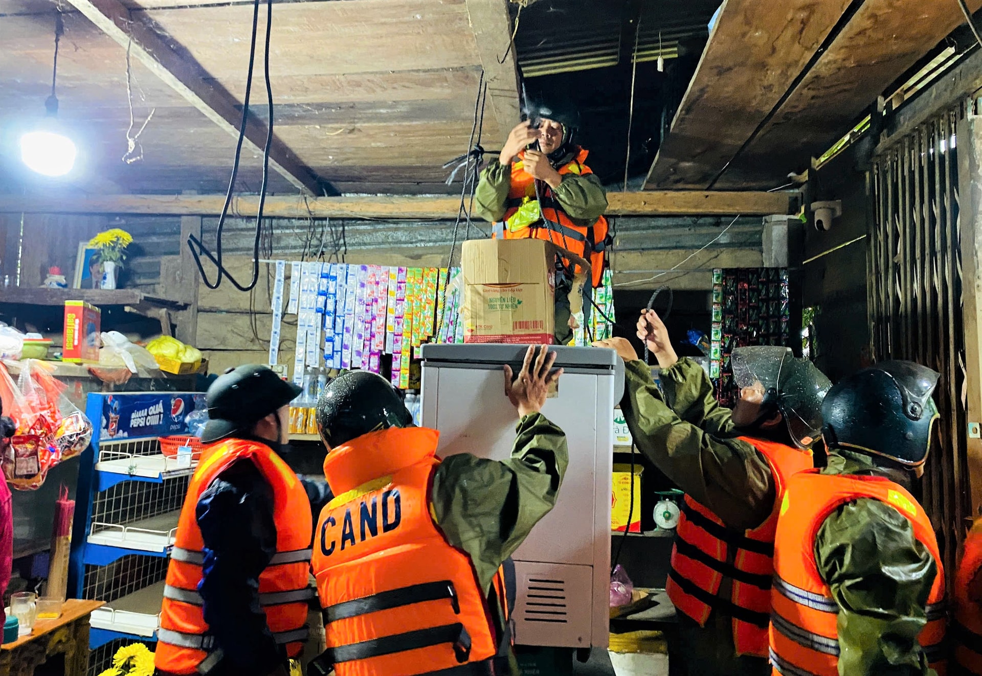 Lực lượng vũ trang TP.Đà Nẵng băng rừng, vượt lũ cứu dân vùng cô lập - Ảnh 3.