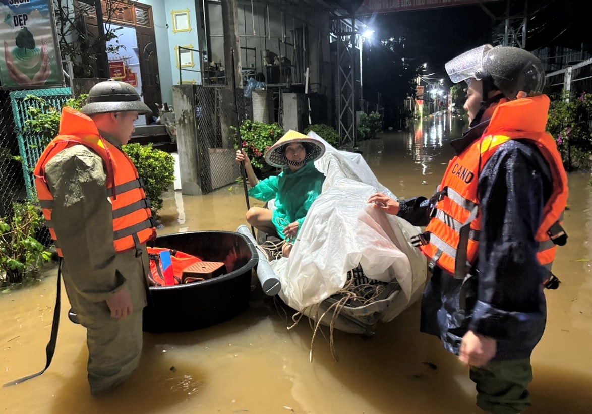 Lực lượng vũ trang TP.Đà Nẵng băng rừng, vượt lũ cứu dân vùng cô lập - Ảnh 5.