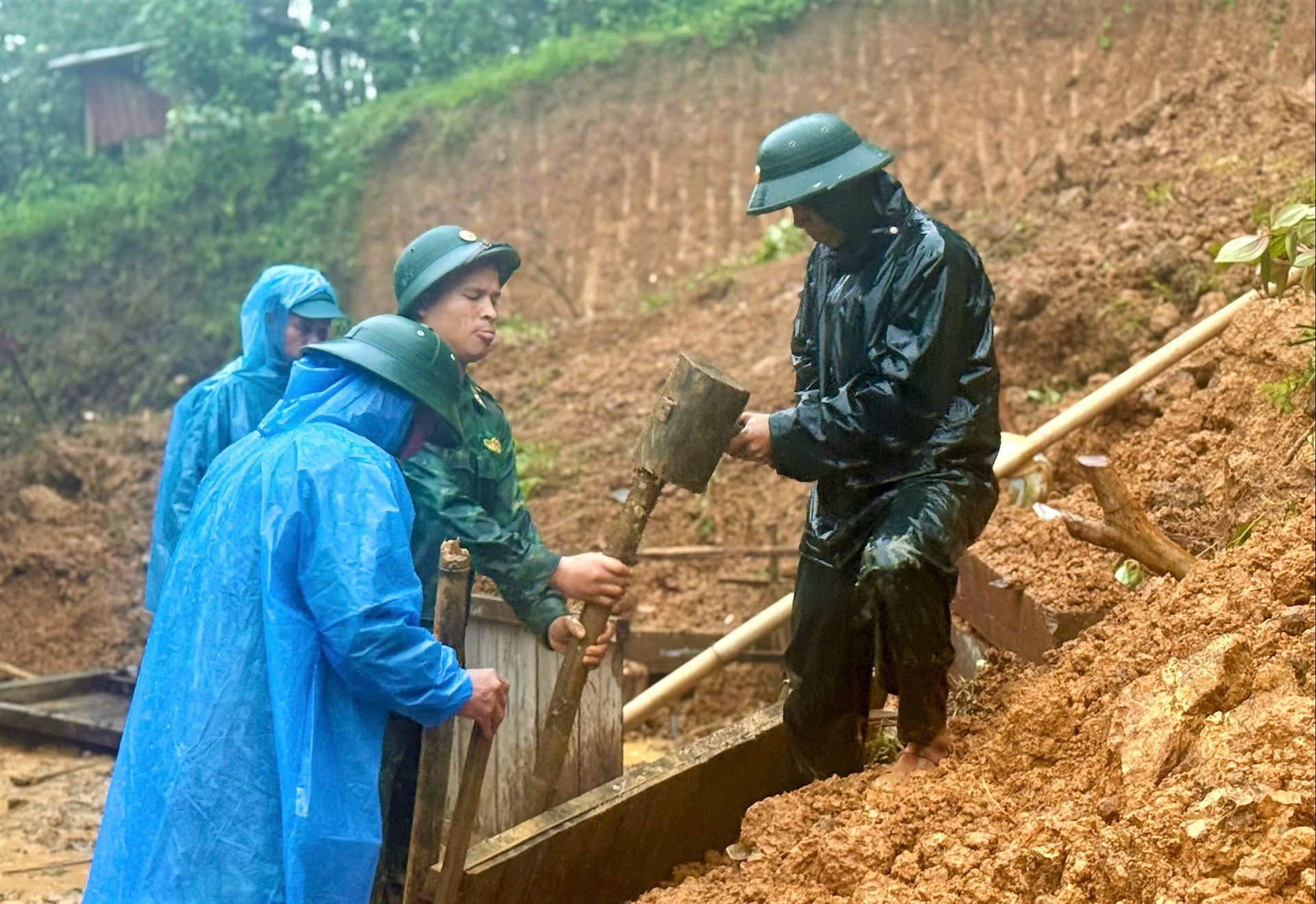 Lực lượng vũ trang TP.Đà Nẵng băng rừng, vượt lũ cứu dân vùng cô lập - Ảnh 12.