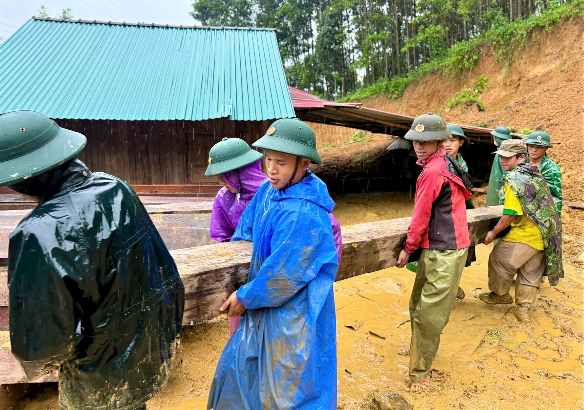 Lực lượng vũ trang TP.Đà Nẵng băng rừng, vượt lũ cứu dân vùng cô lập - Ảnh 11.