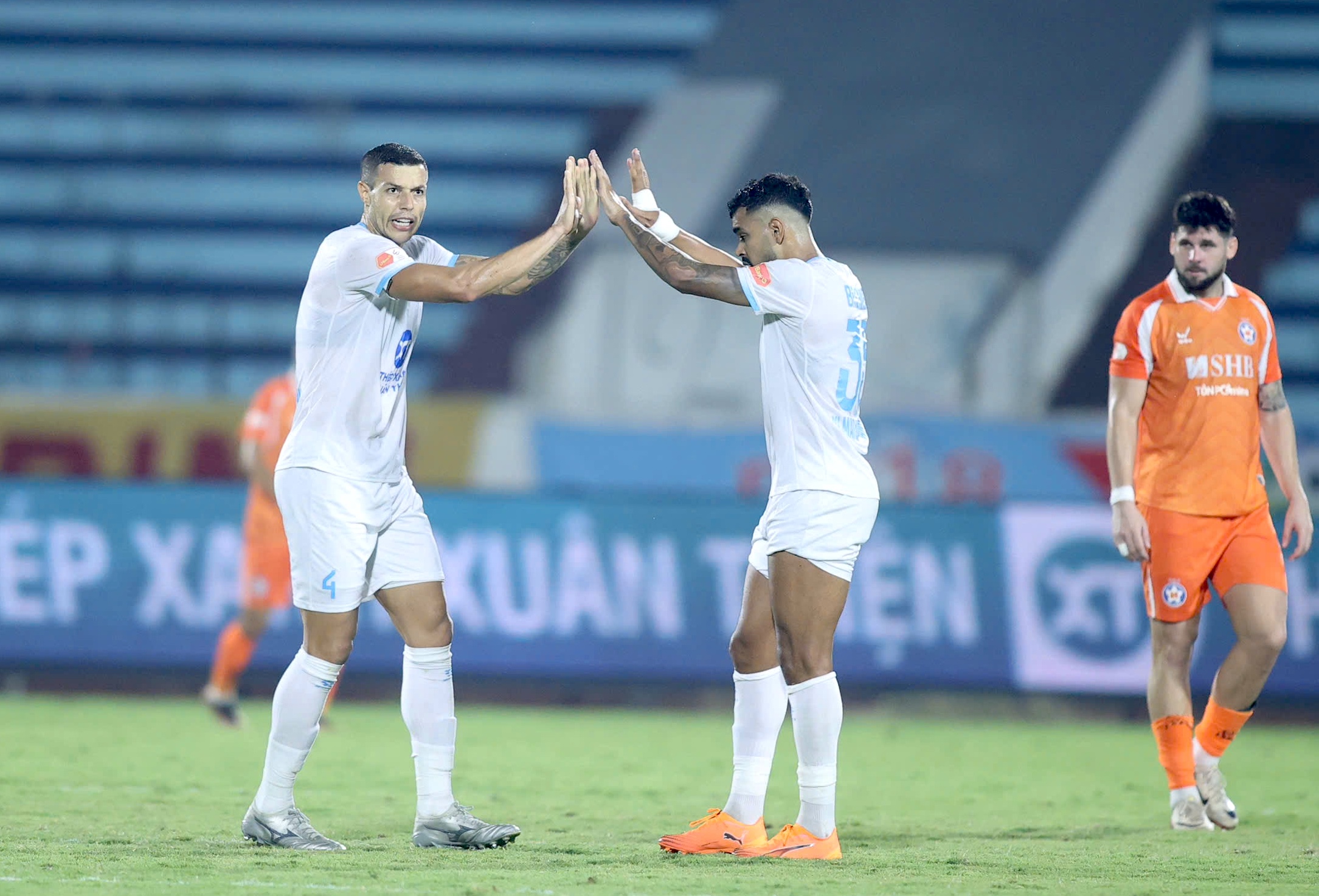 U23-spiller fra Vietnam scorer, Da Nang spiller beklageligvis uavgjort mot forsvarende mester Nam Dinh: Ny trener «gråte nesten» - Bilde 3. Tuyển thủ U.23 Việt Nam ghi bàn, Đà Nẵng hòa tiếc nuối ĐKVĐ Nam Định: Tân HLV ‘suýt khóc’- Ảnh 3.